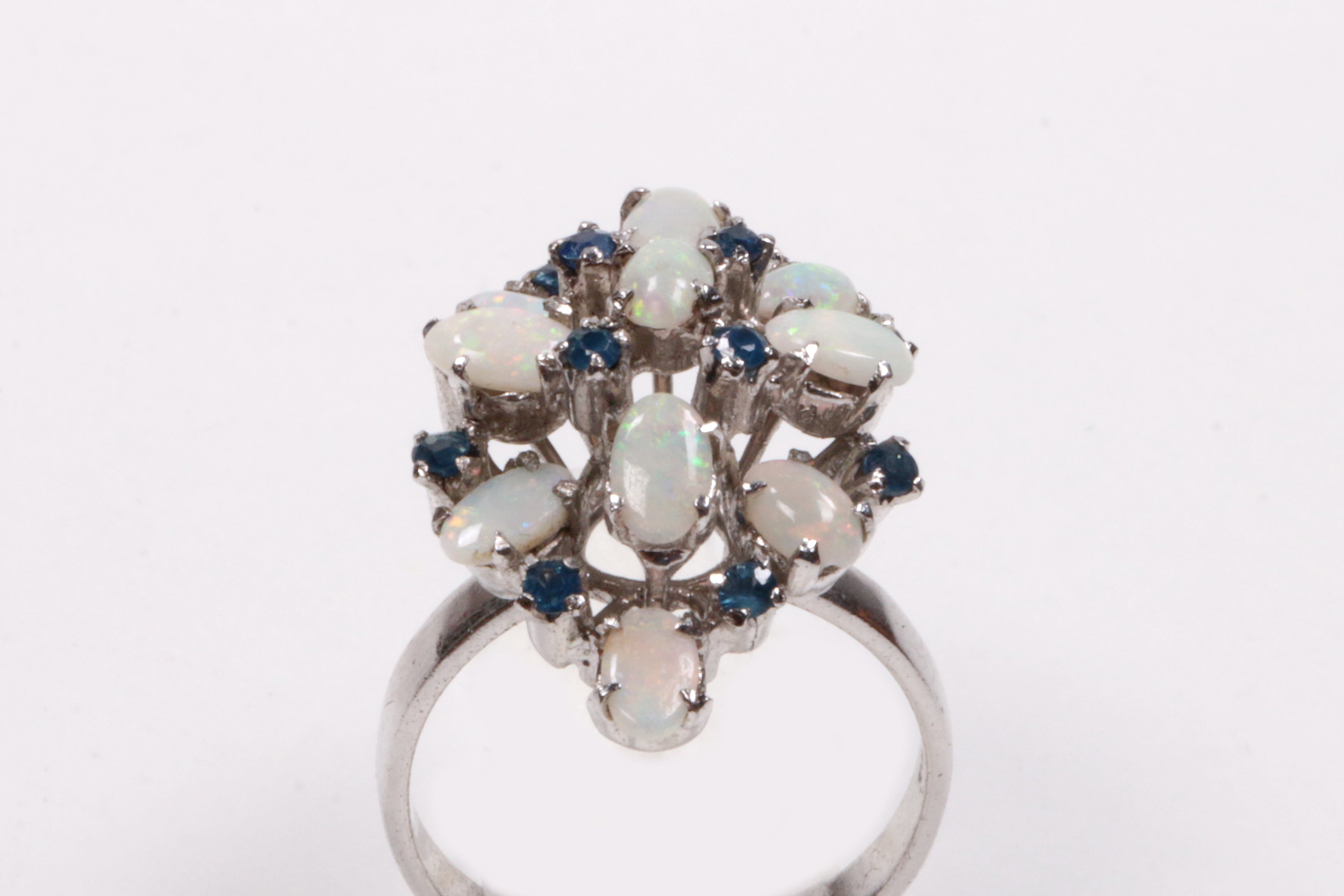 Zilveren ring met opalen en blauwe stras steentjes.