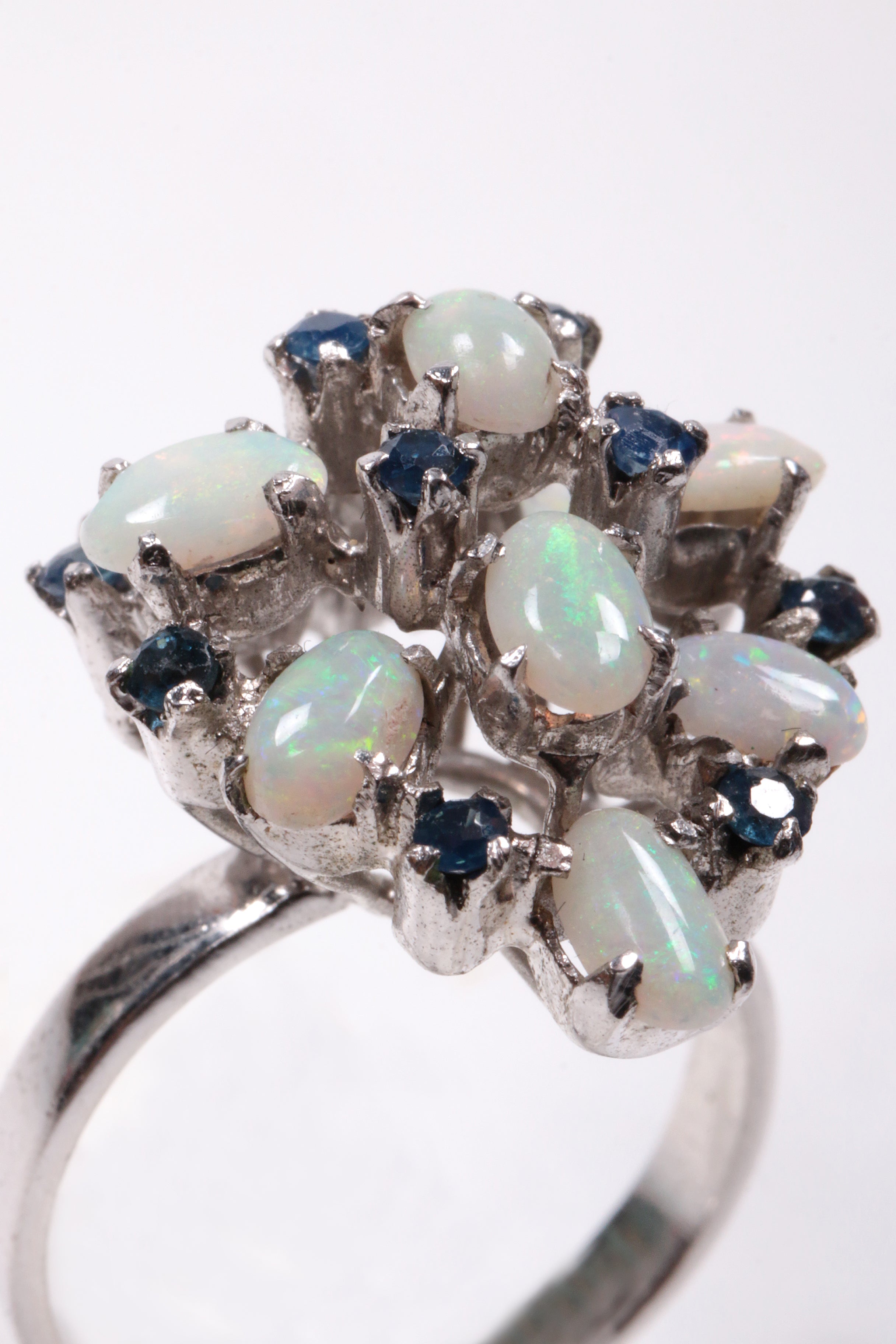 Zilveren ring met opalen en blauwe stras steentjes.