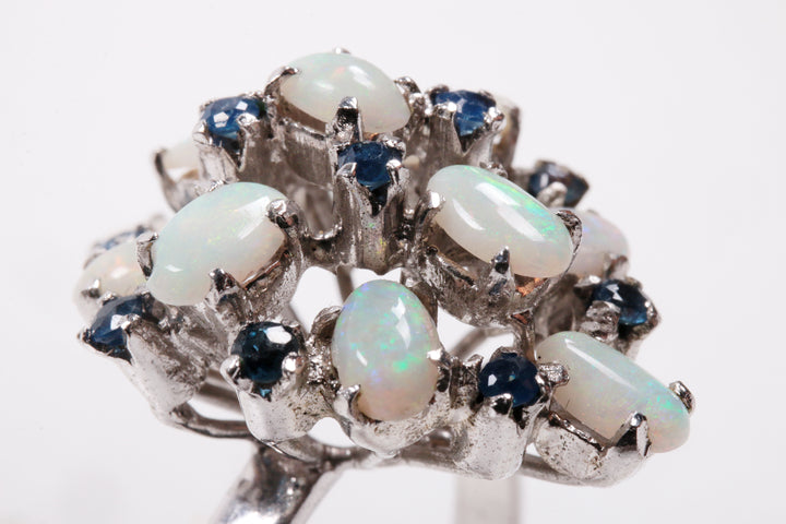 Zilveren ring met opalen en blauwe stras steentjes.