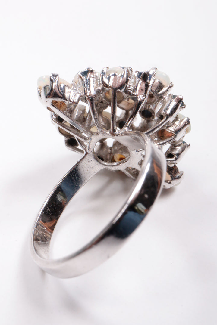 Zilveren ring met opalen en blauwe stras steentjes.