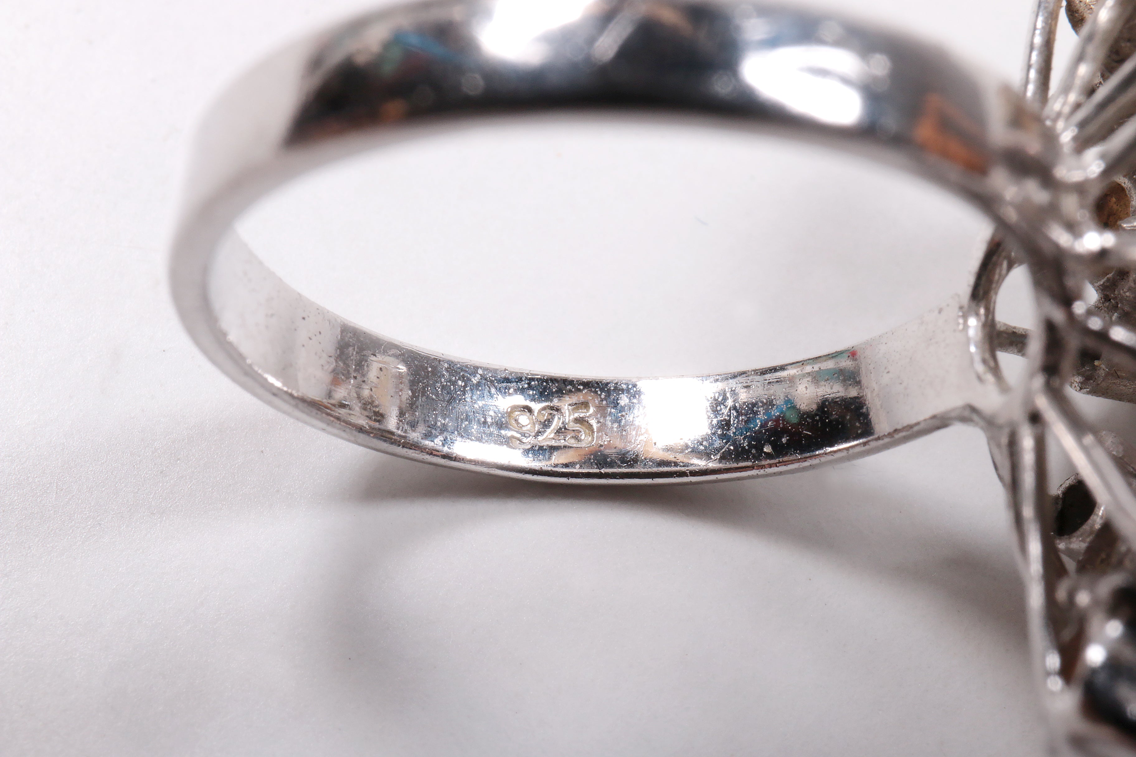 Zilveren ring met opalen en blauwe stras steentjes.