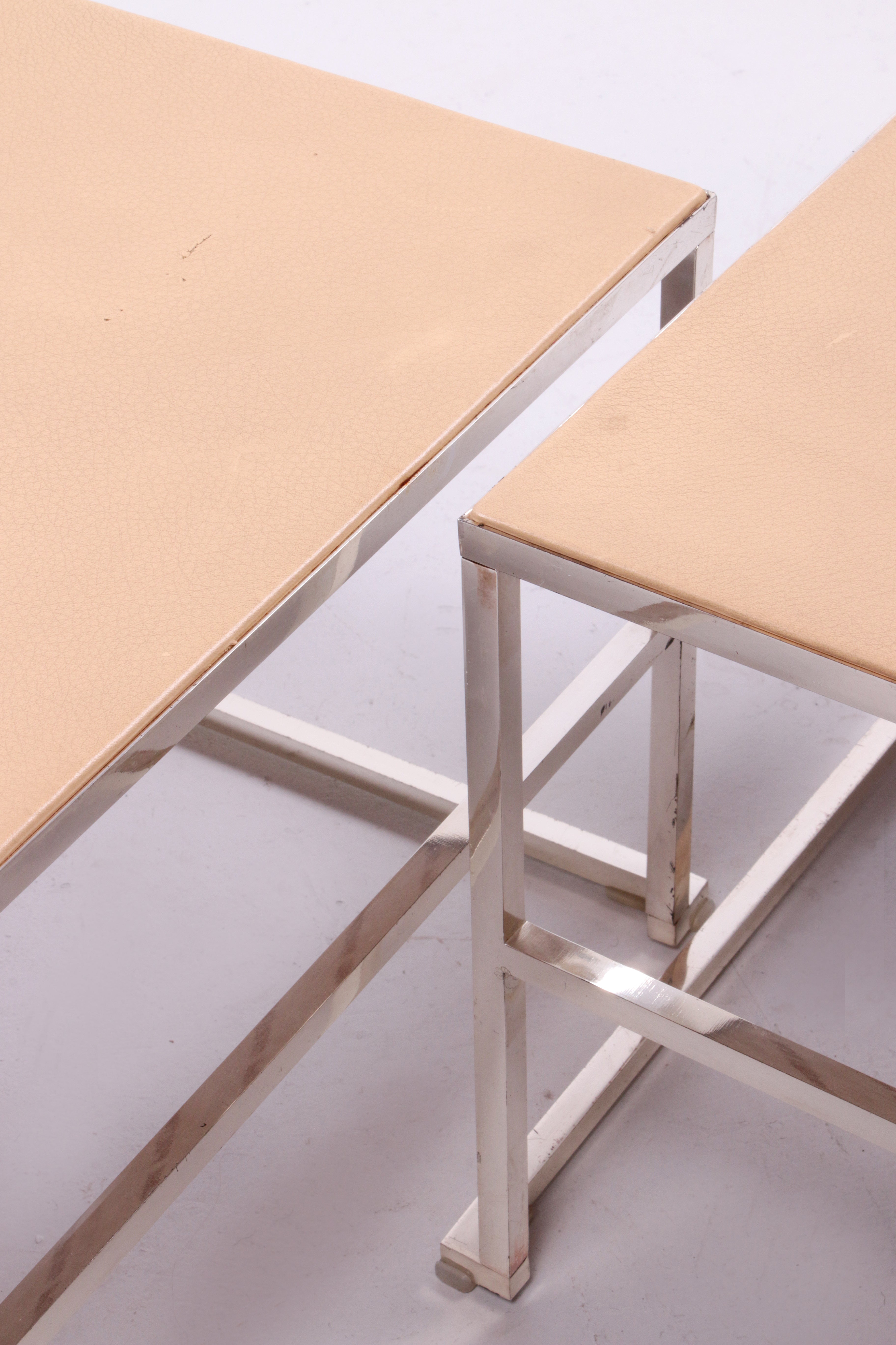 Poltrona Frau Set van 2 bijzettafels met lederen blad 1970,Italie