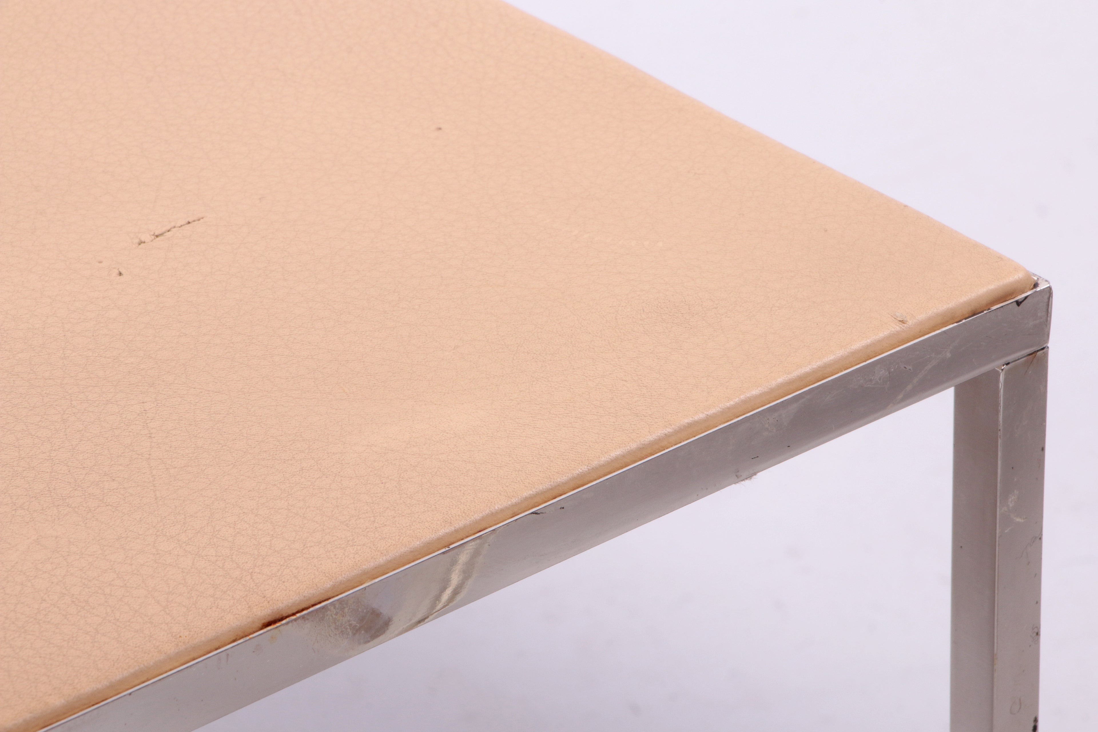 Poltrona Frau Set van 2 bijzettafels met lederen blad 1970,Italie