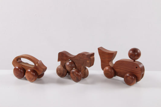 Handgemaakte Set van drie, houten rollende speelgoed diertjes,1970