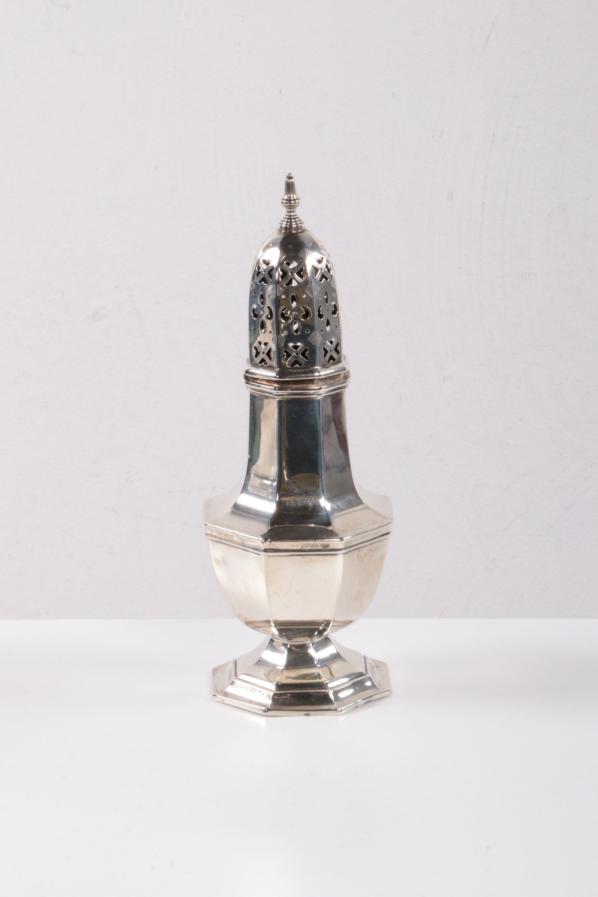 Engels 1ste gehalte poedersuikerstrooier van zilver,1925