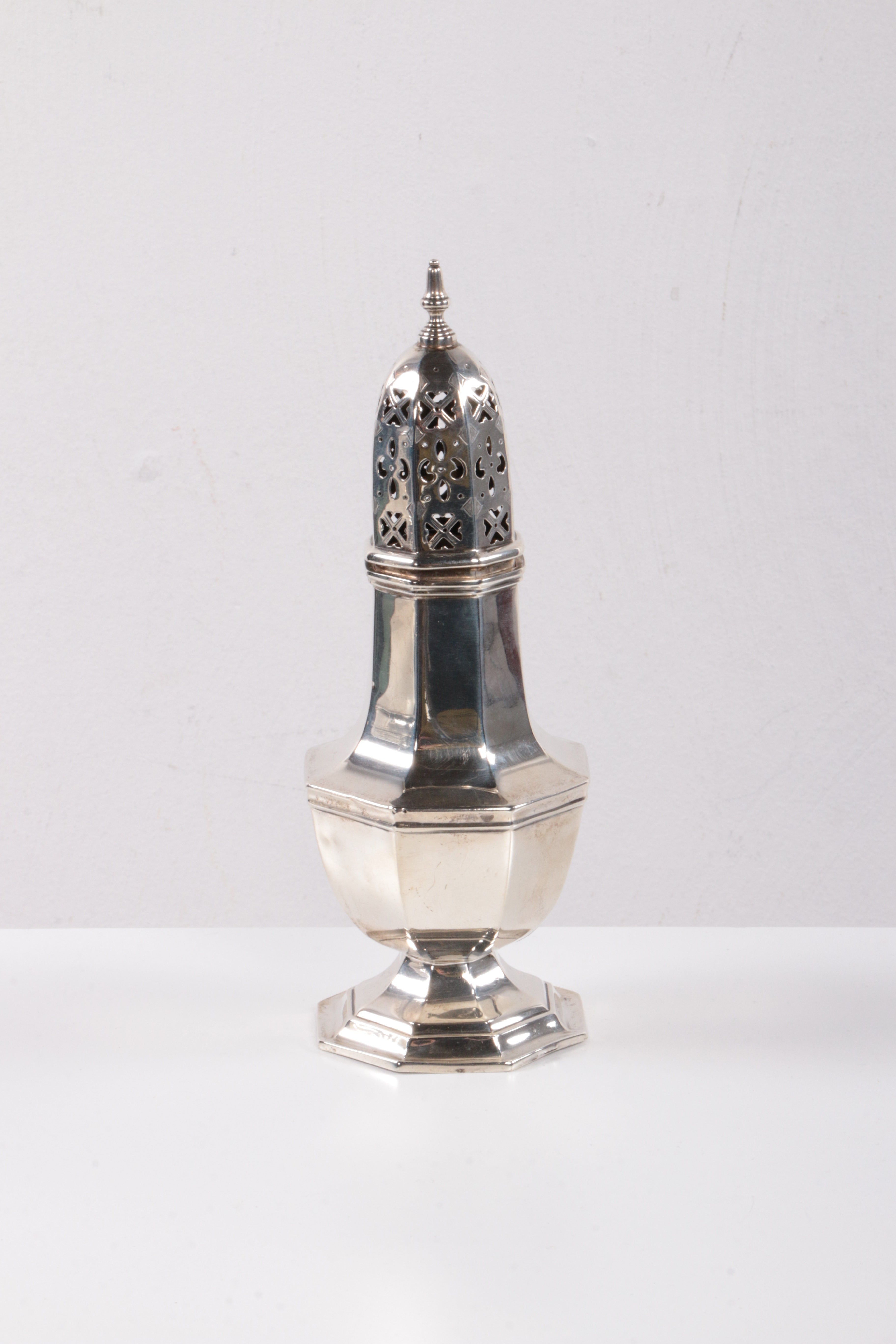 Engels 1ste gehalte poedersuikerstrooier van zilver,1925