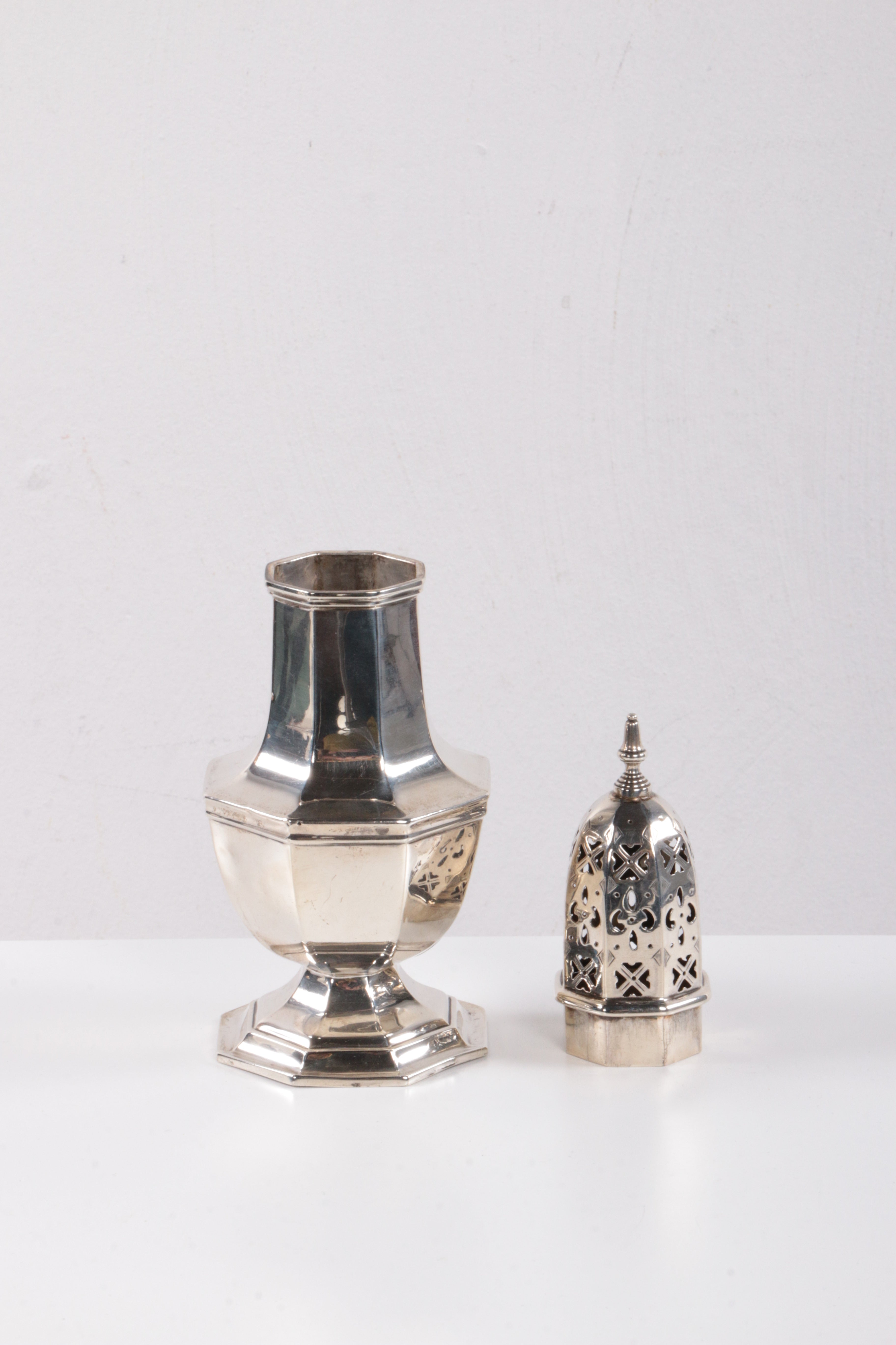 Engels 1ste gehalte poedersuikerstrooier van zilver,1925