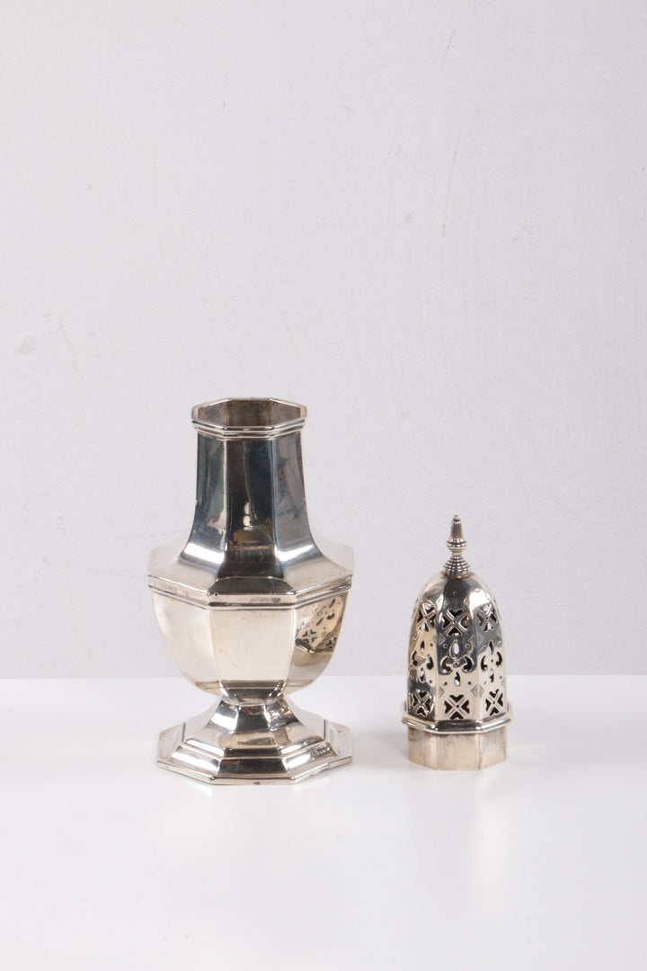 Engels 1ste gehalte poedersuikerstrooier van zilver,1925