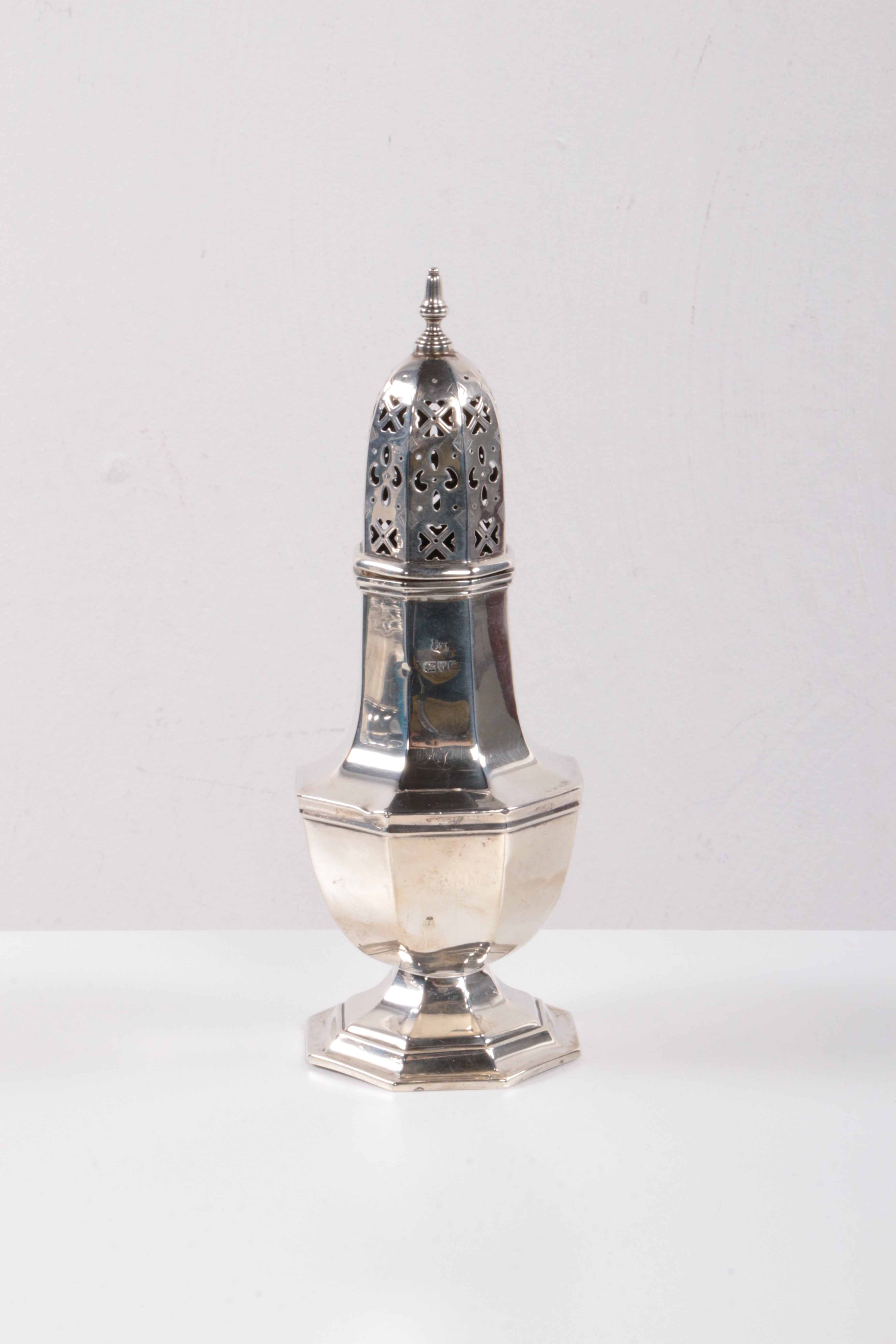 Engels 1ste gehalte poedersuikerstrooier van zilver,1925