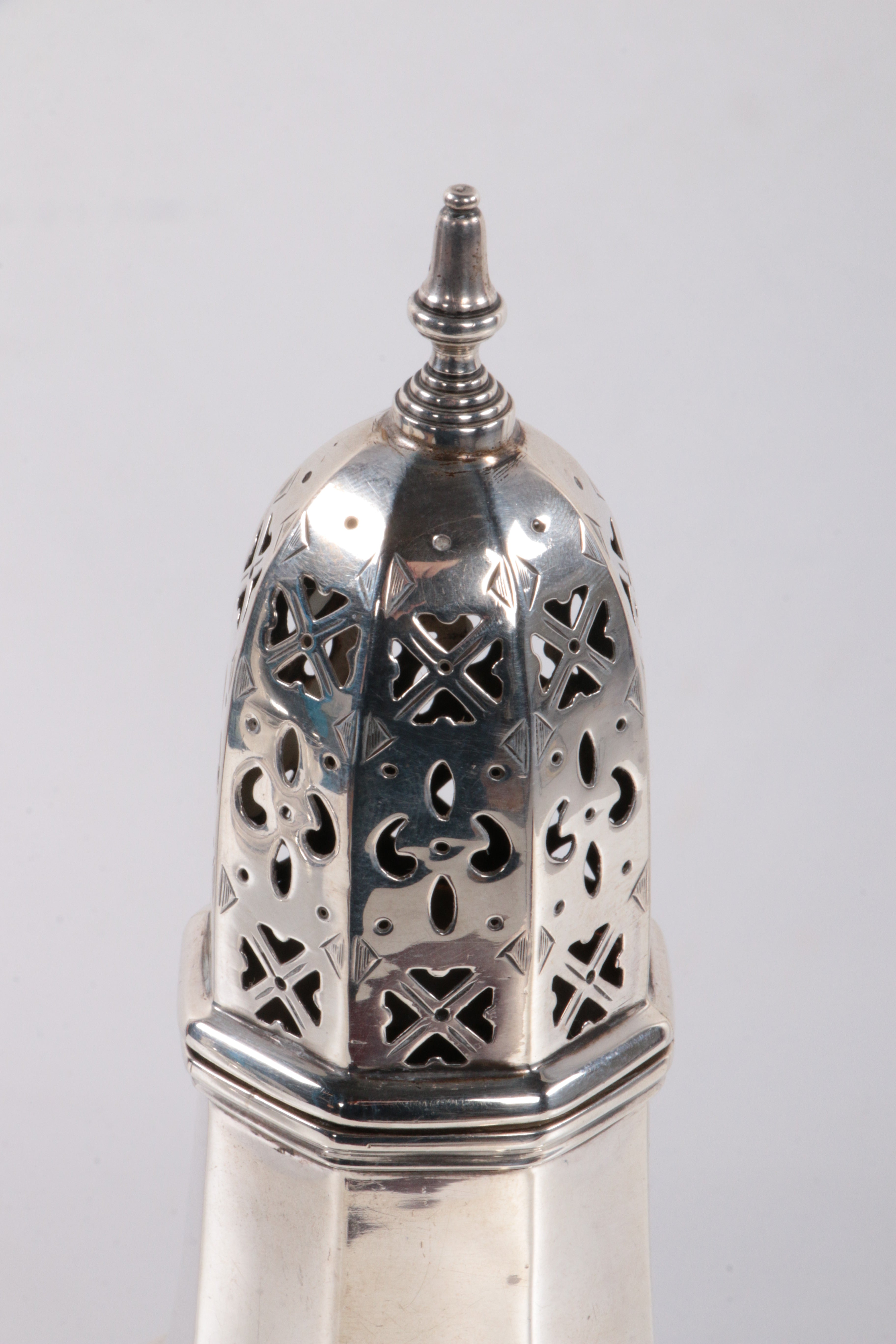 Engels 1ste gehalte poedersuikerstrooier van zilver,1925