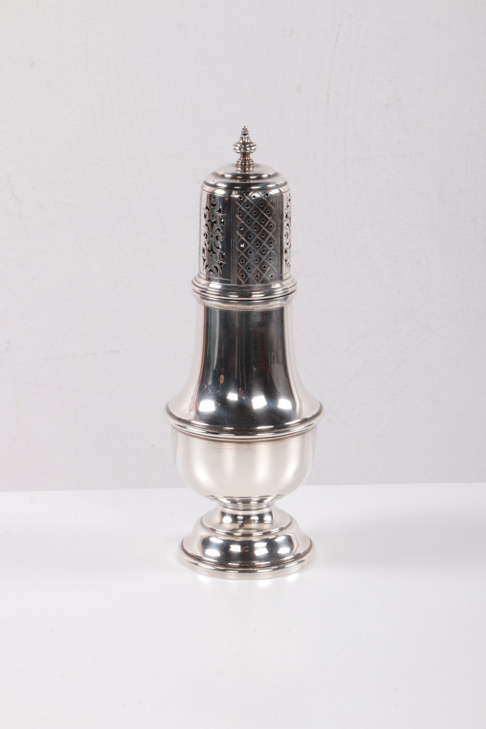 Engels 1ste gehalte  poedersuikerstrooier van zilver,Chester 1936