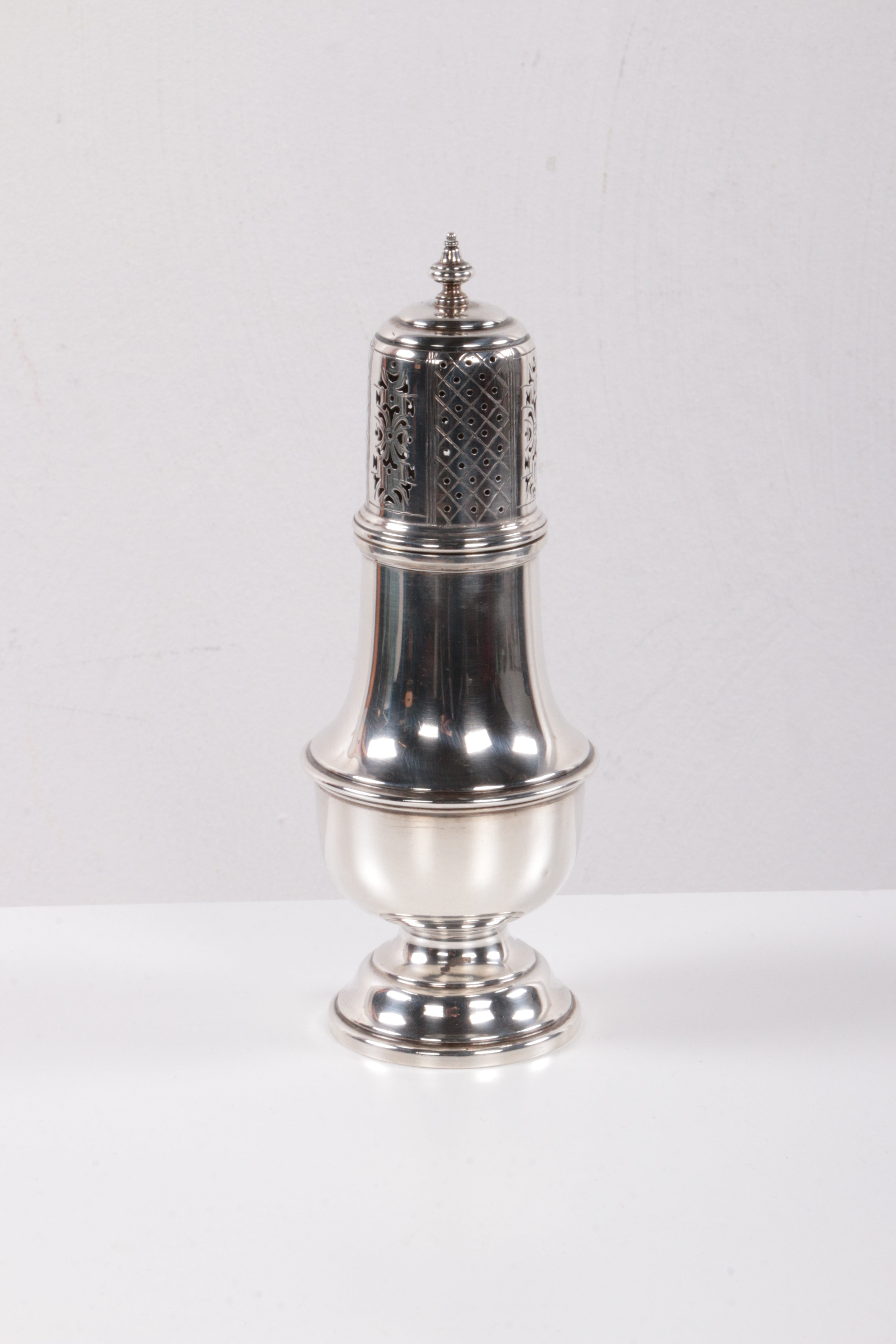 Engels 1ste gehalte  poedersuikerstrooier van zilver,Chester 1936