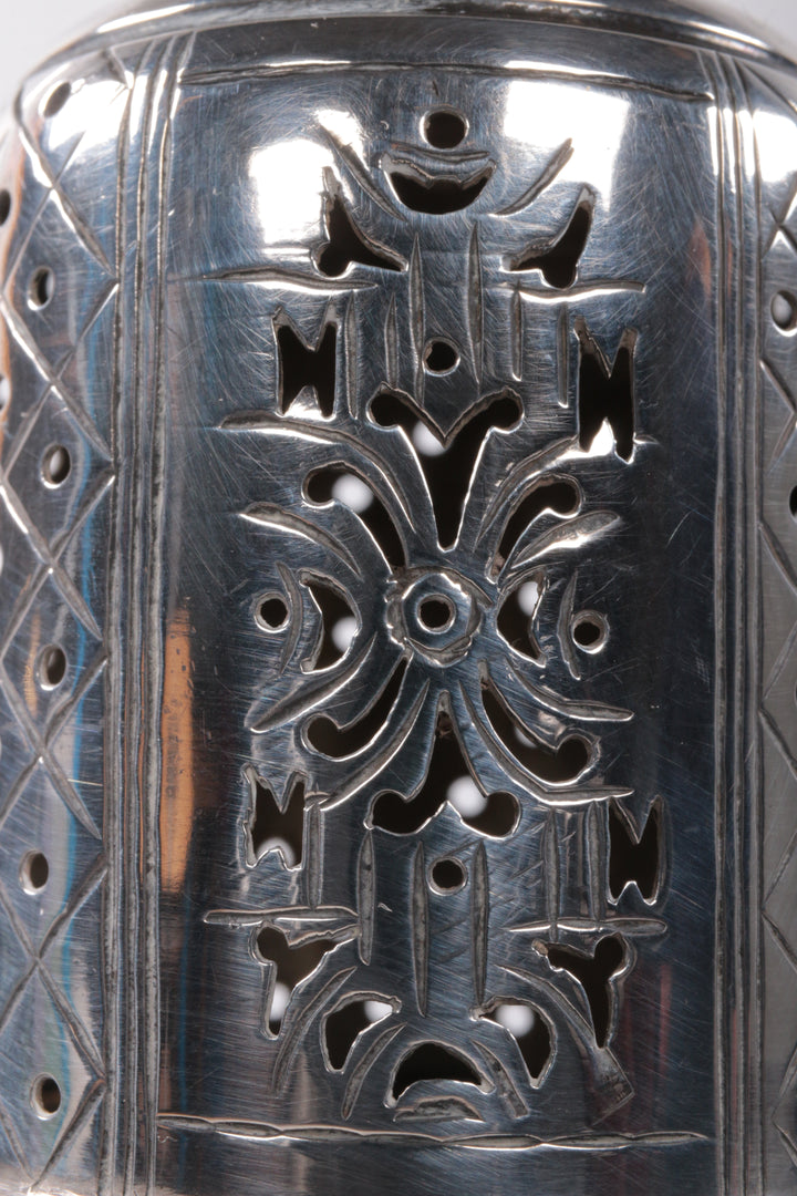 Engels 1ste gehalte  poedersuikerstrooier van zilver,Chester 1936