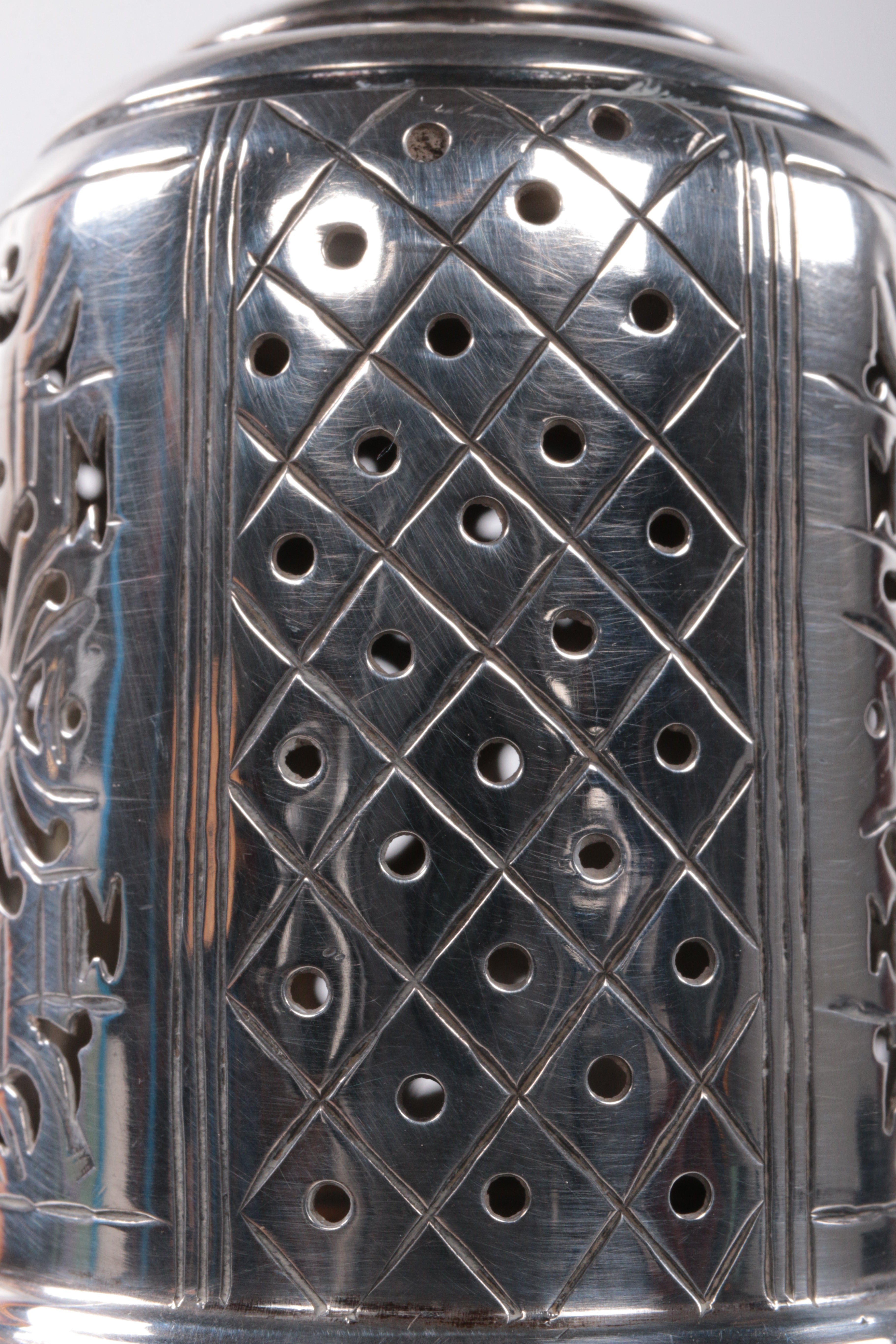 Engels 1ste gehalte  poedersuikerstrooier van zilver,Chester 1936