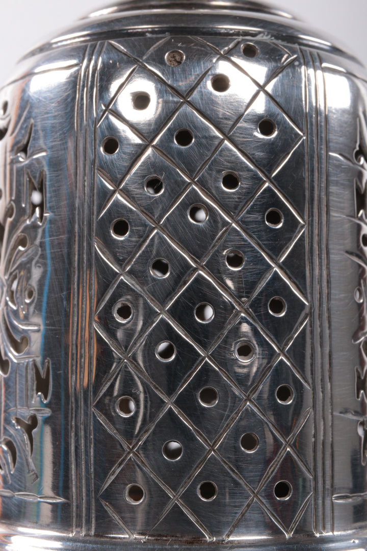 Engels 1ste gehalte  poedersuikerstrooier van zilver,Chester 1936