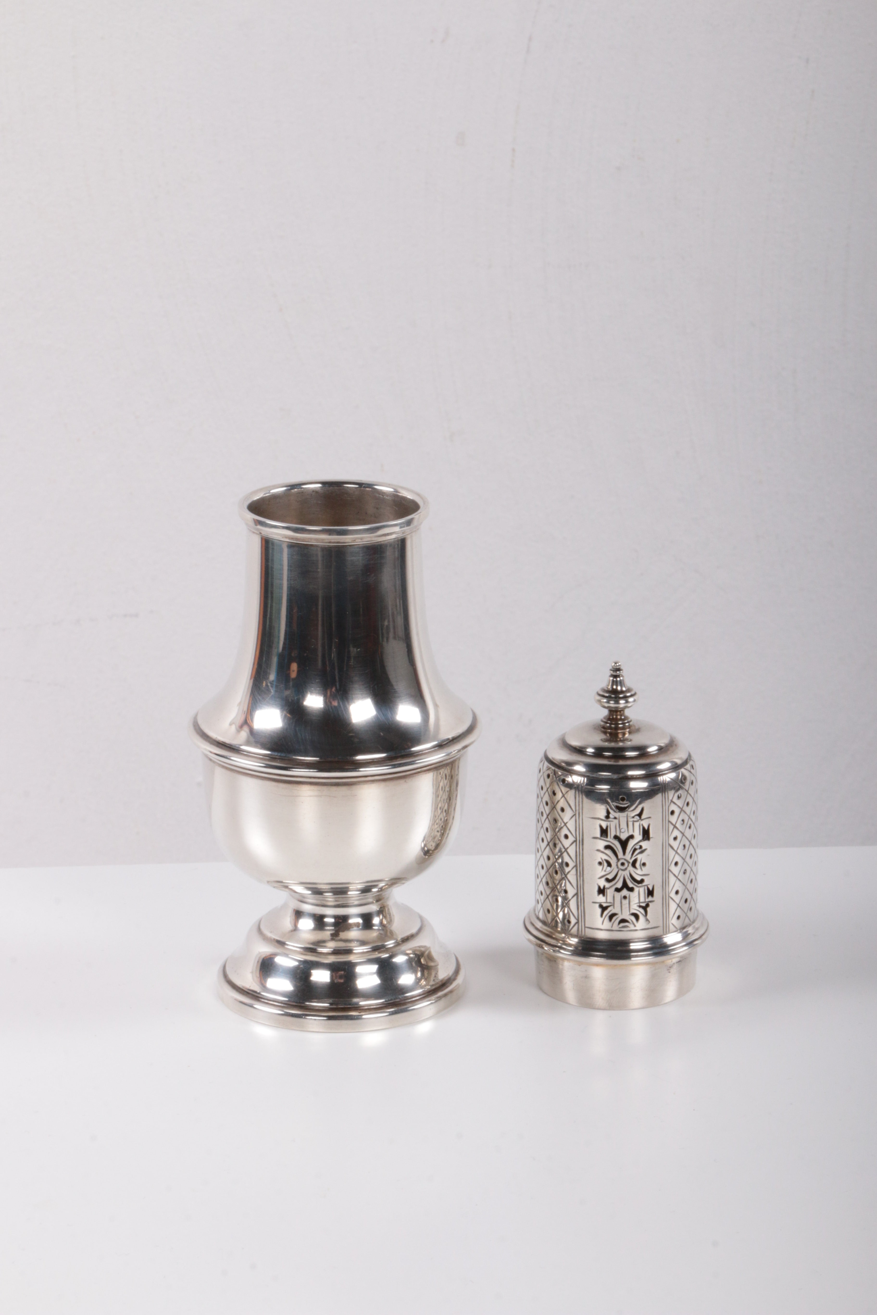 Engels 1ste gehalte  poedersuikerstrooier van zilver,Chester 1936