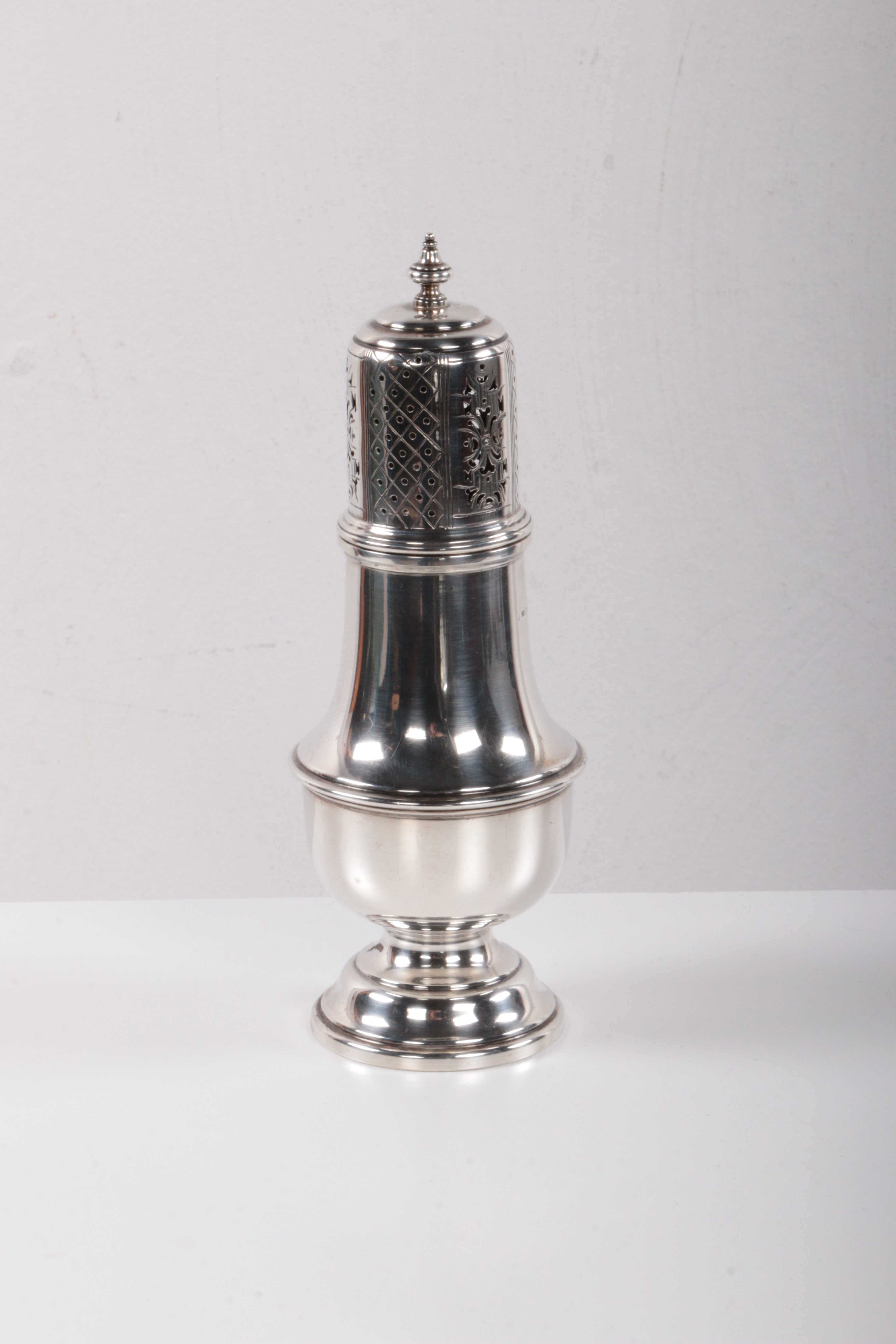 Engels 1ste gehalte  poedersuikerstrooier van zilver,Chester 1936