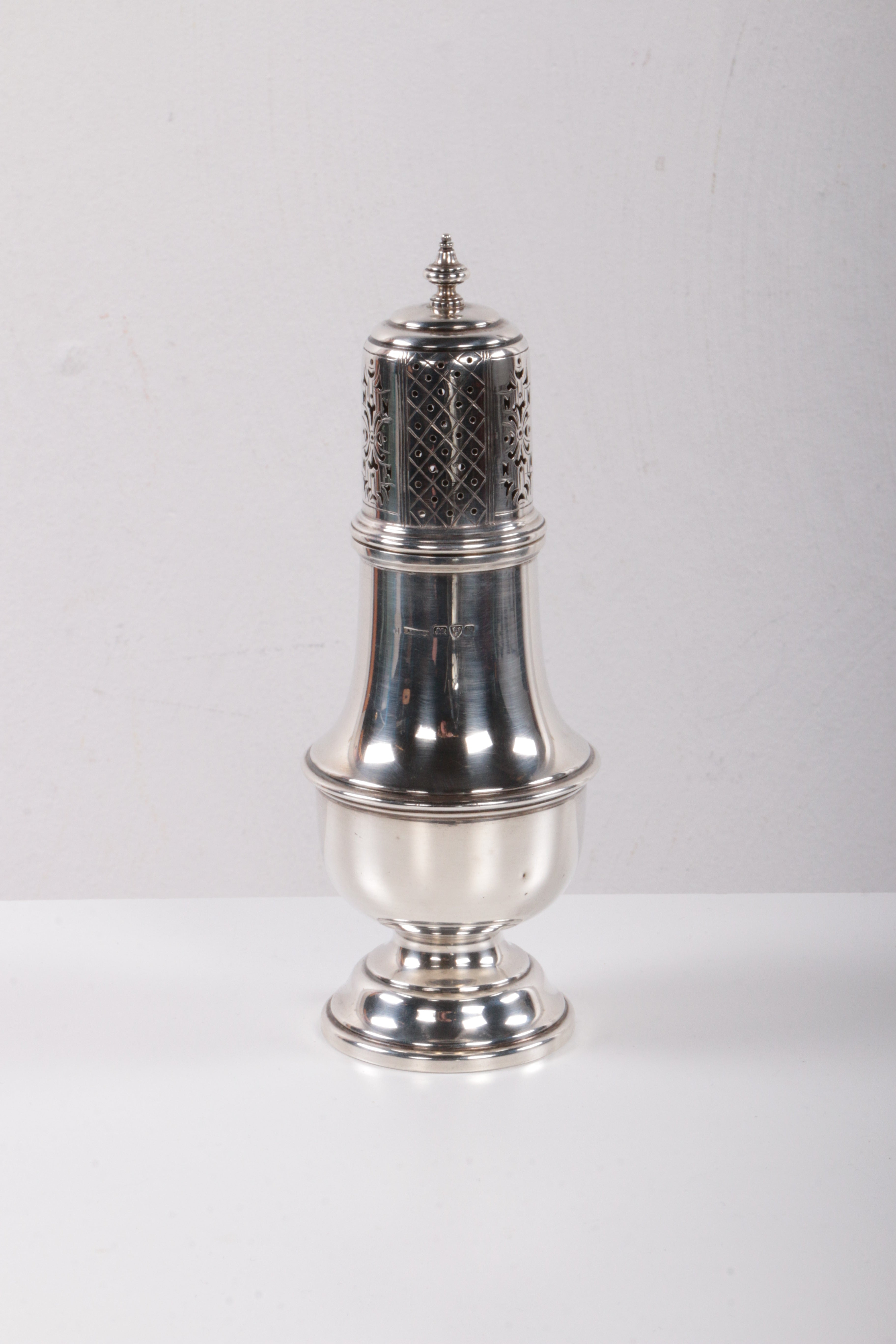 Engels 1ste gehalte  poedersuikerstrooier van zilver,Chester 1936