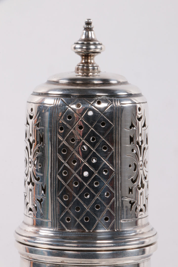 Engels 1ste gehalte  poedersuikerstrooier van zilver,Chester 1936