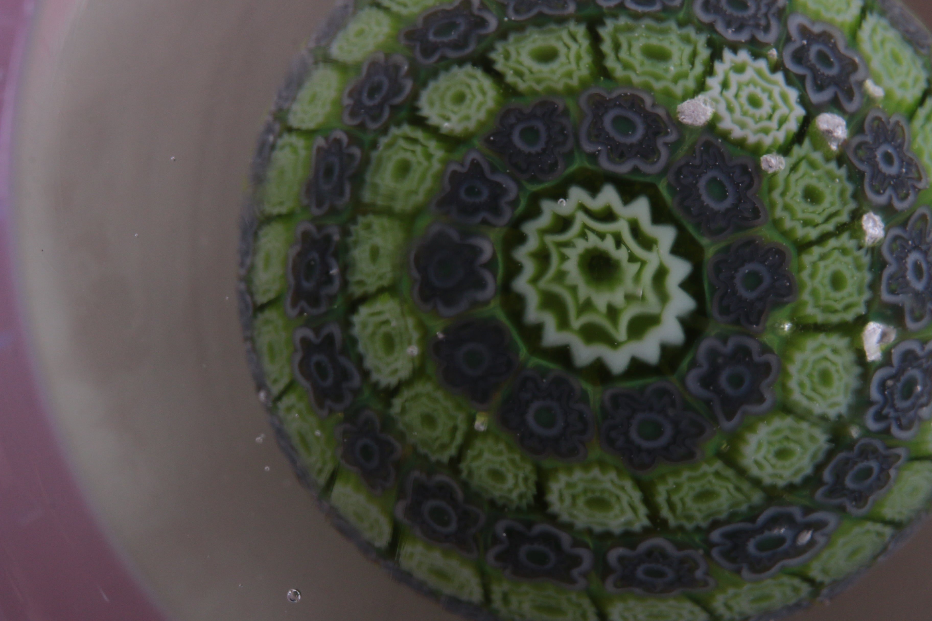 Franse paperweight met paars bloemwerk van St.Louis,1910