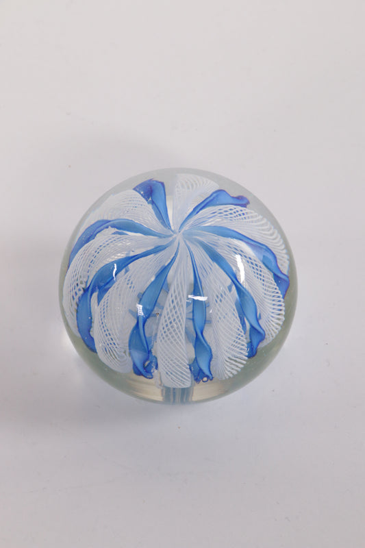 Murano paperweight met blauw witte spiralen,1960