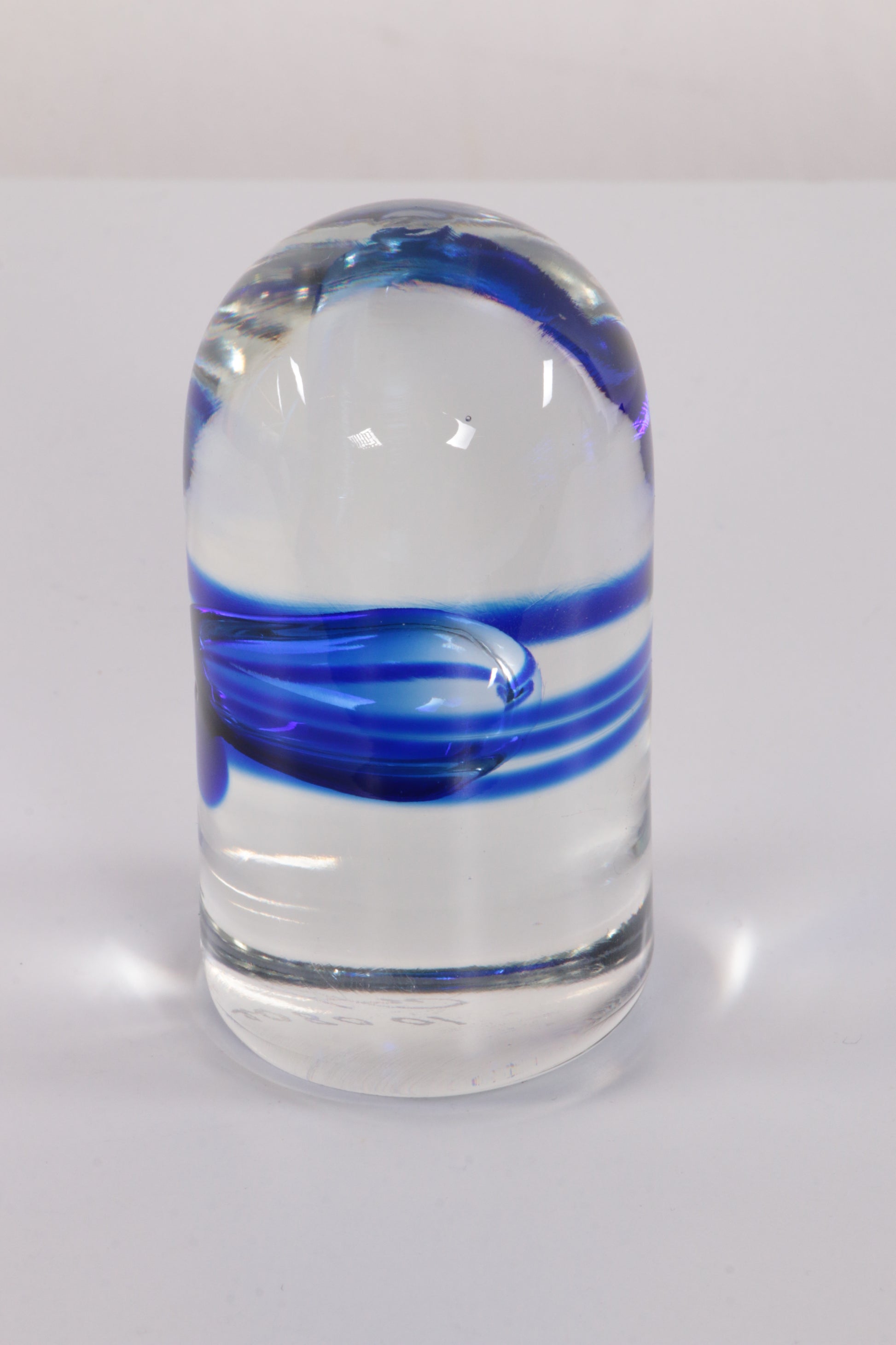 Paperweight met blauw gemerkt met W. Hessen O.Horn