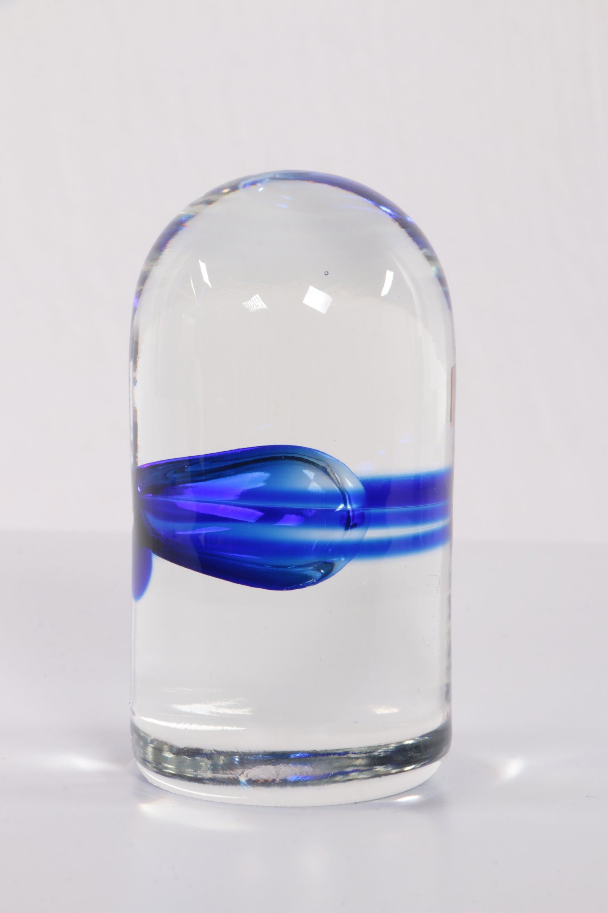 Paperweight met blauw gemerkt met W. Hessen O.Horn