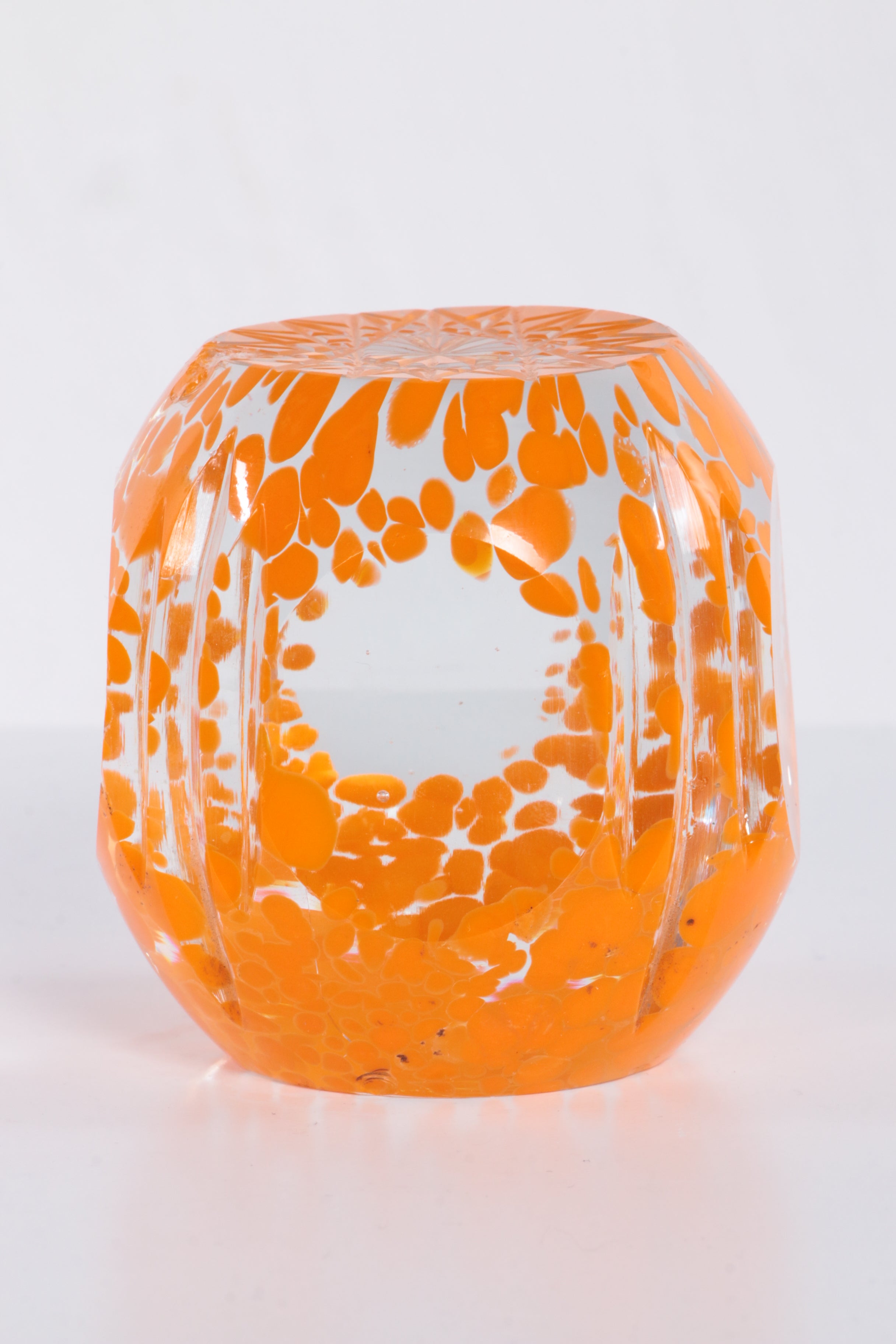 Paperweight met mooie strakke afwerking en prachtig oranje gekleurd.