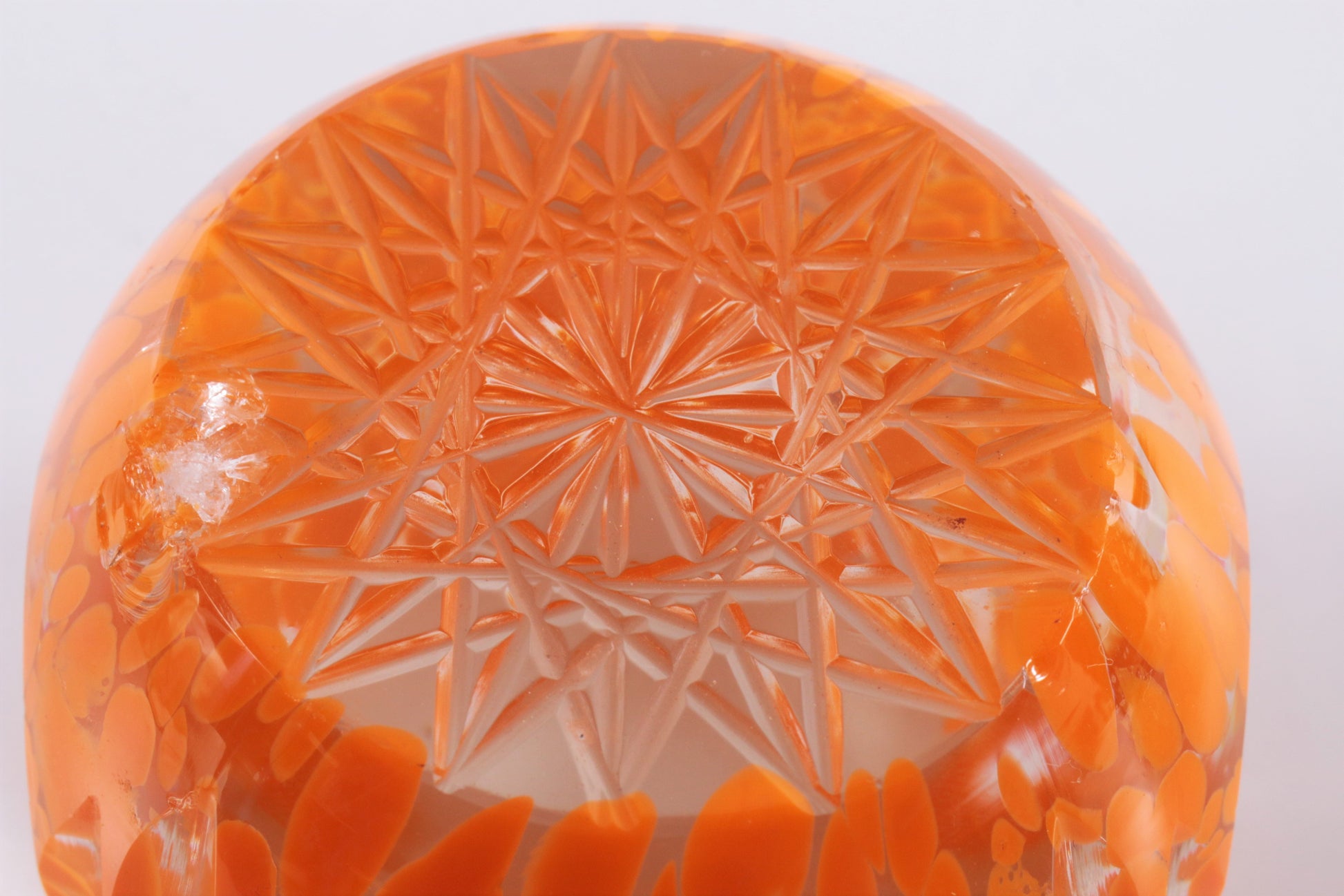Paperweight met mooie strakke afwerking en prachtig oranje gekleurd.