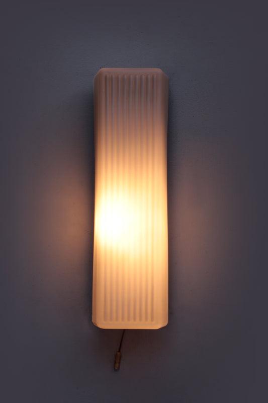 Wandlamp gemaakt van melkglas strak model,1960 Duitsland.