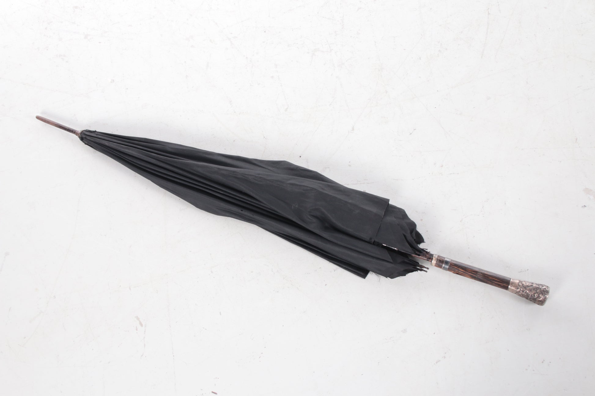 Antieke zwarte paraplu van zijde met zilveren handvat. voorkant