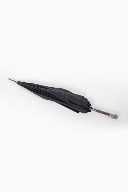 Antieke zwarte paraplu van zijde met zilveren handvat.