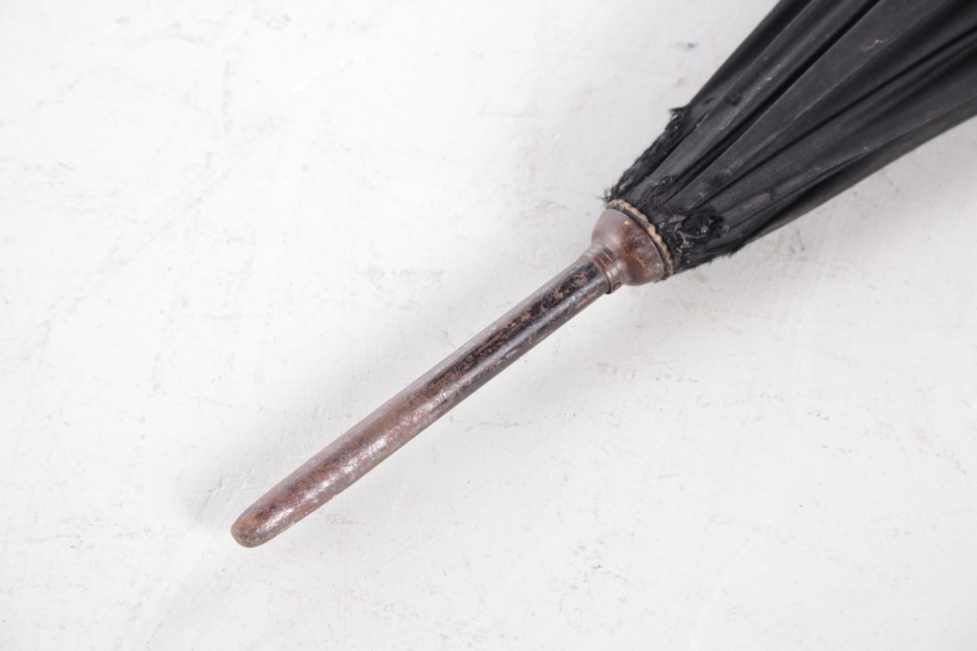 Antieke zwarte paraplu van zijde met zilveren handvat. detail punt