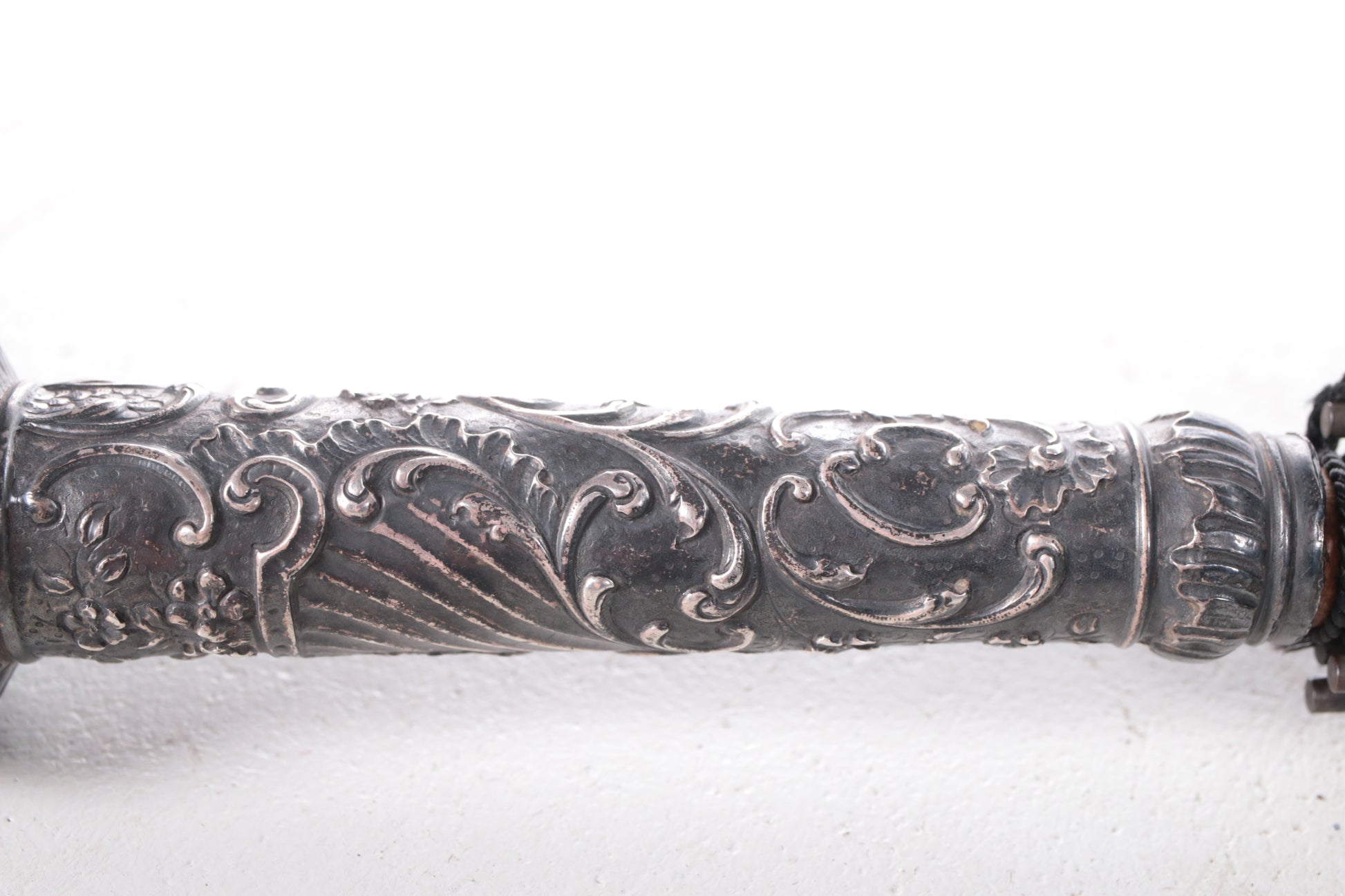 Antieke zwarte paraplu van zijde met zilveren handvat. detail handvat