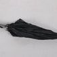 Antieke zwarte paraplu van zijde met zilveren handvat. voorkant