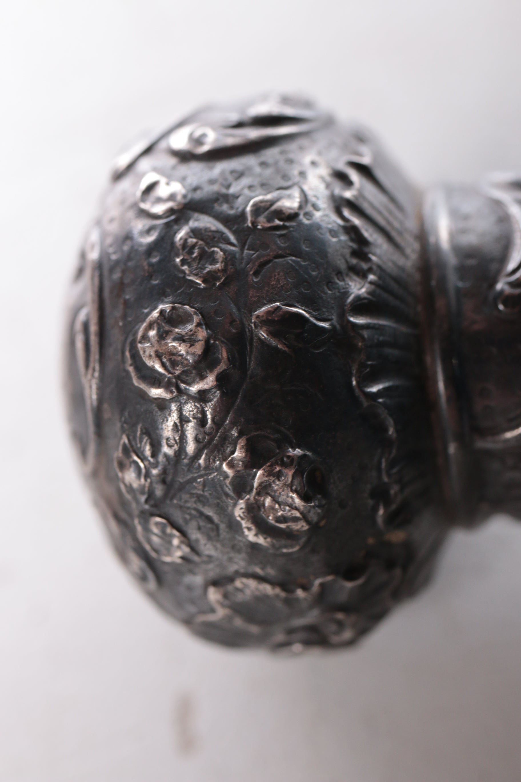 Antieke zwarte paraplu van zijde met zilveren handvat. detail handvat