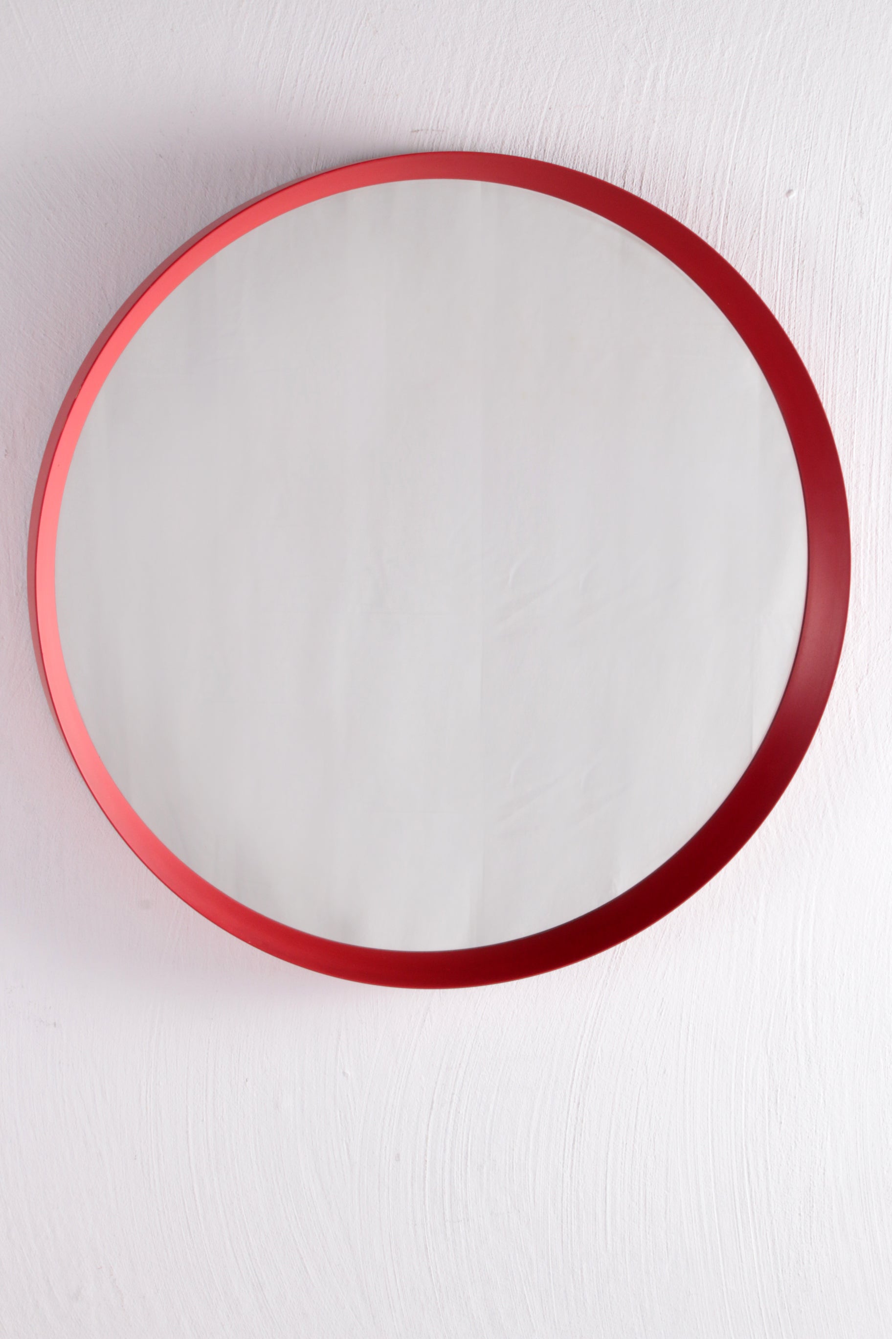 Vintage rode ronde kunststof spiegel uit de jaren60. voorkant