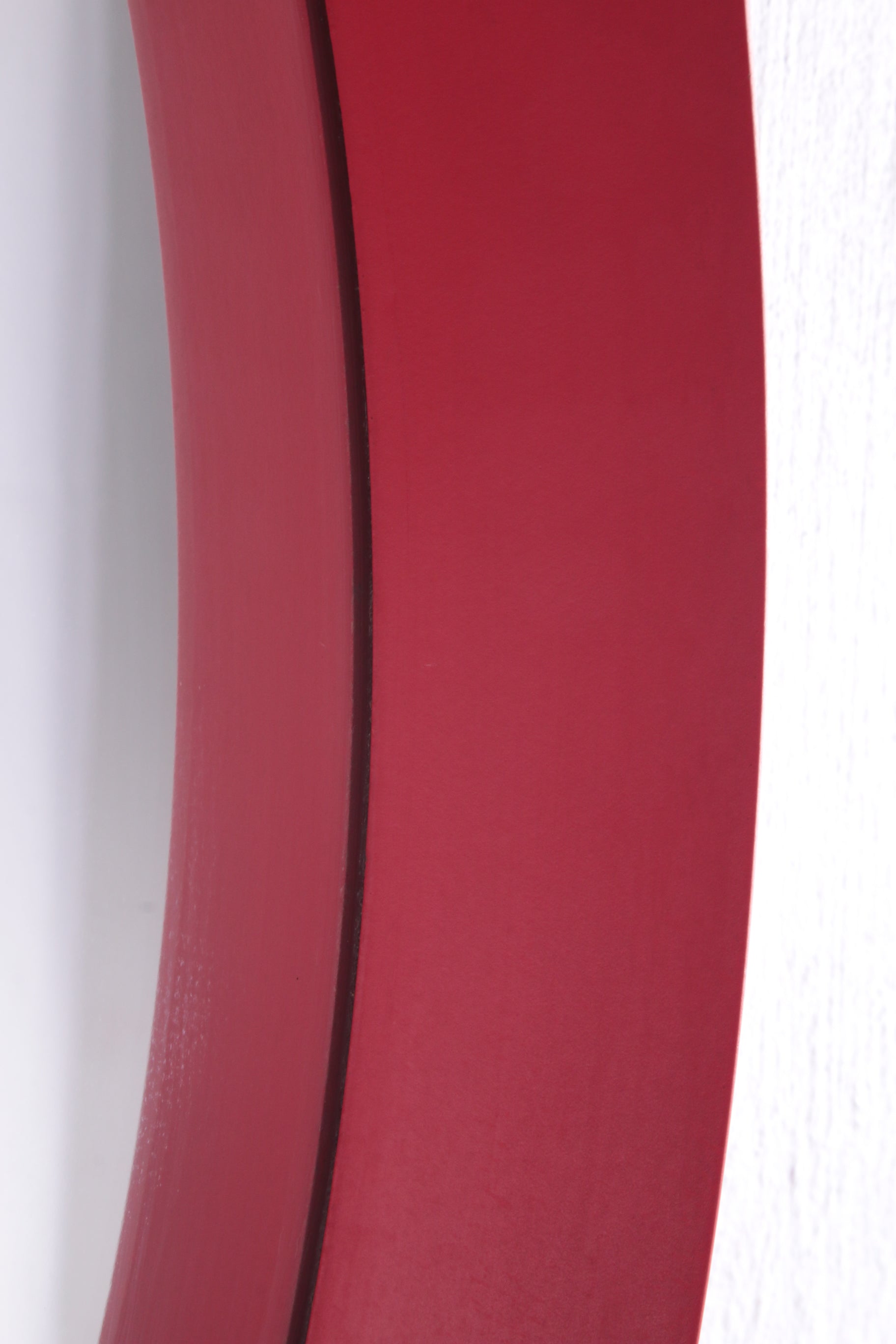 Vintage rode ronde kunststof spiegel uit de jaren60. detail zijkant rand binnen