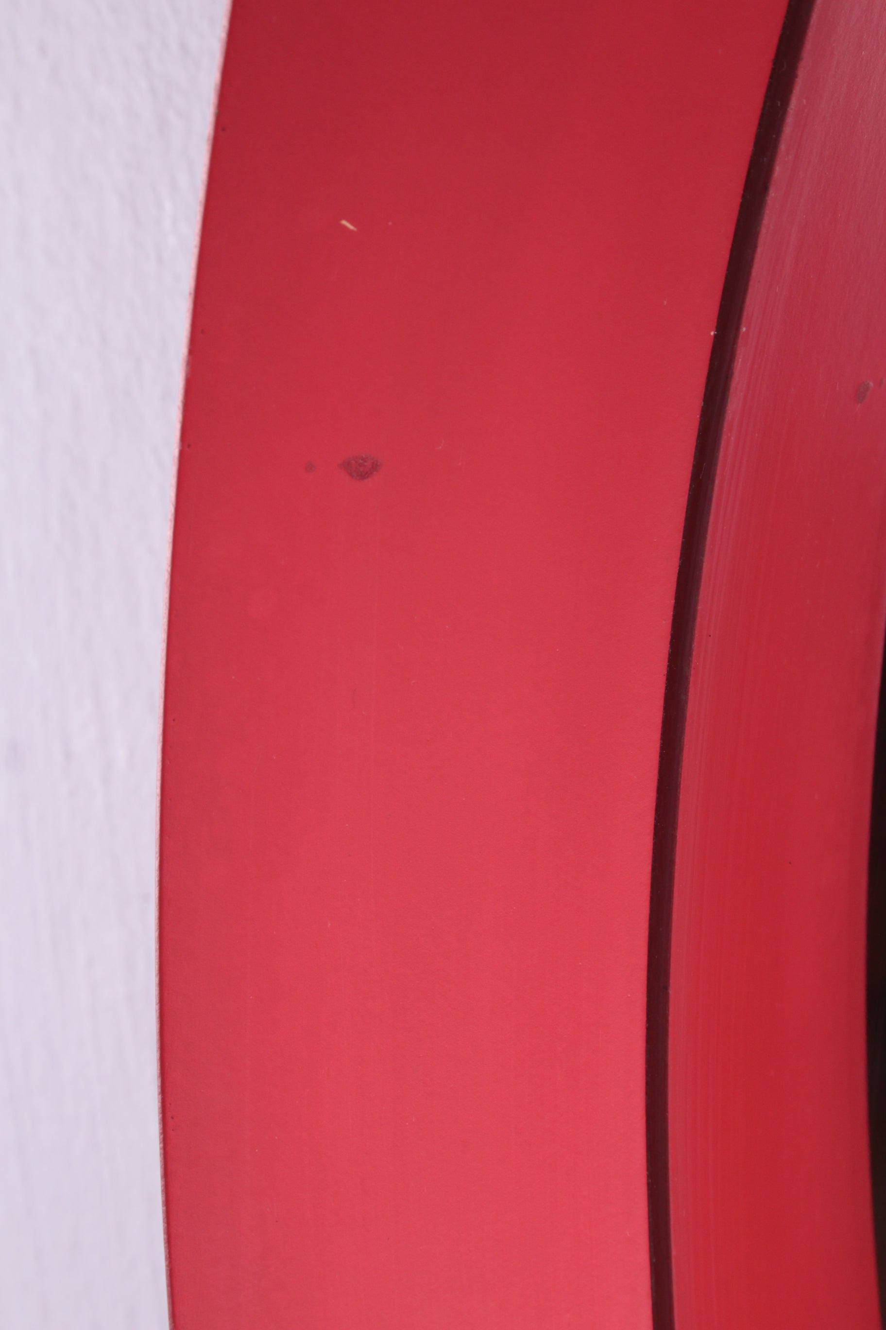 Vintage rode ronde kunststof spiegel uit de jaren60. detail zijkant rand binnen