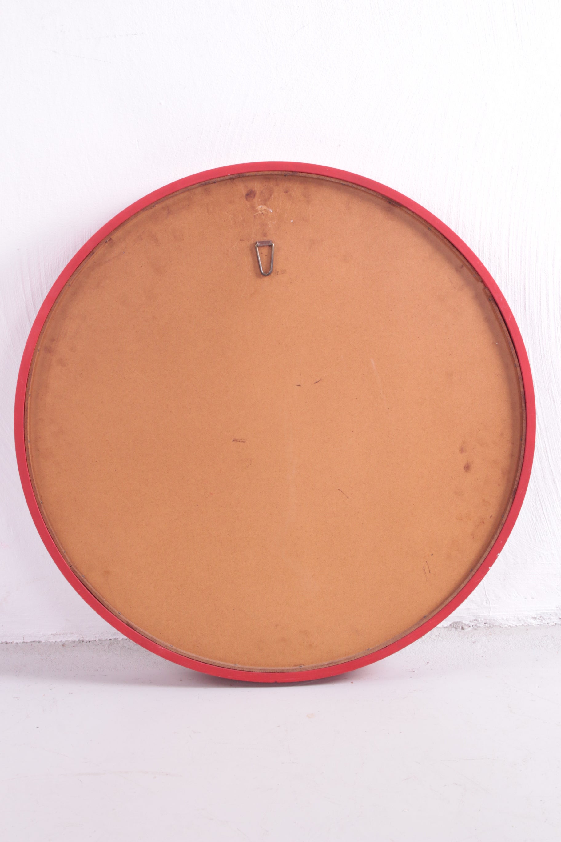 Vintage rode ronde kunststof spiegel uit de jaren60. achterkant