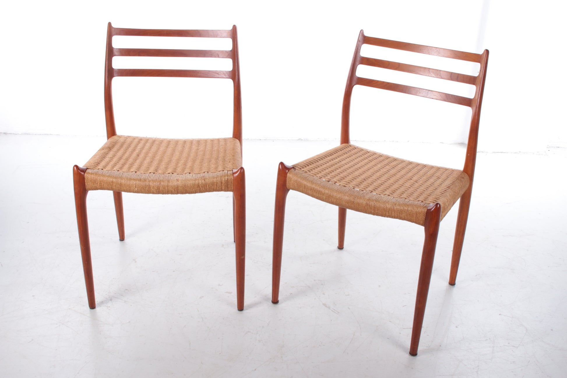 Set van twee Niels Moller stoelen model 78 Gemaakt door J.L.Mollers,60 Denemarken. voorkant