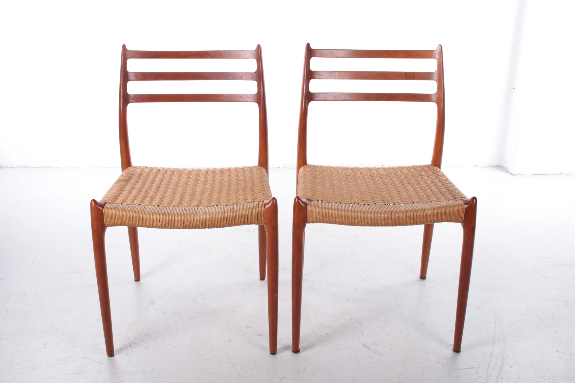 Set van twee Niels Moller stoelen model 78 Gemaakt door J.L.Mollers,60 Denemarken. voorkant