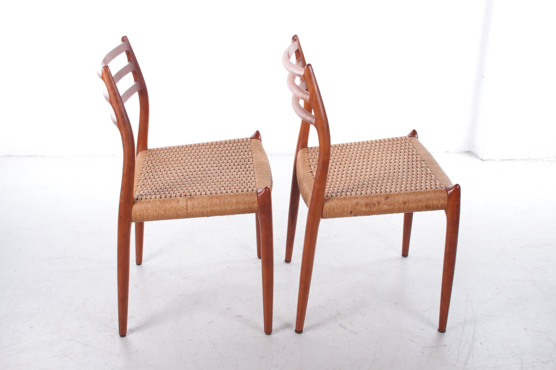 Set van twee Niels Moller stoelen model 78 Gemaakt door J.L.Mollers,60 Denemarken. zijkant
