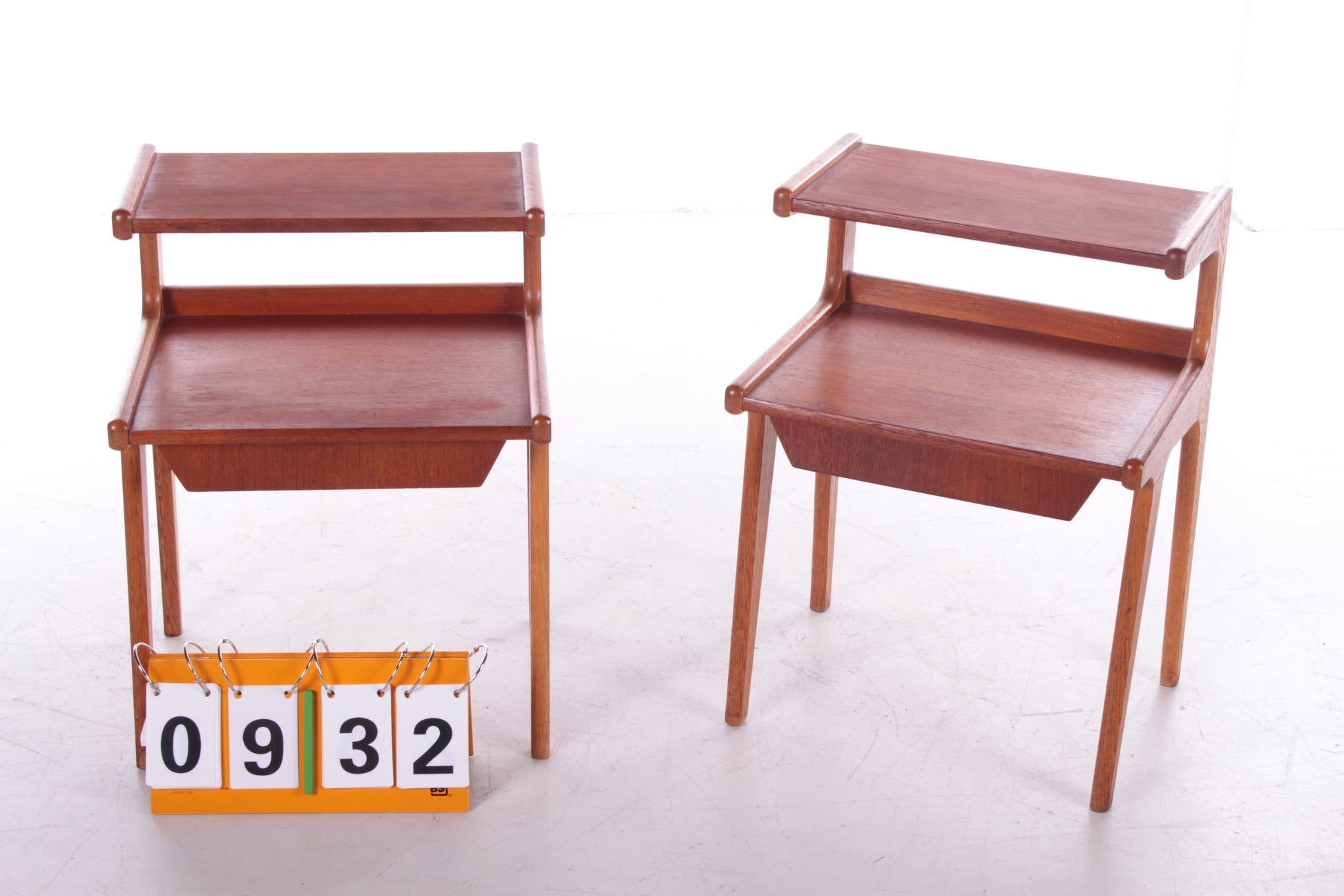 Set van twee teakhouten Deens design nachtkastjes, voorkant met nummer 932