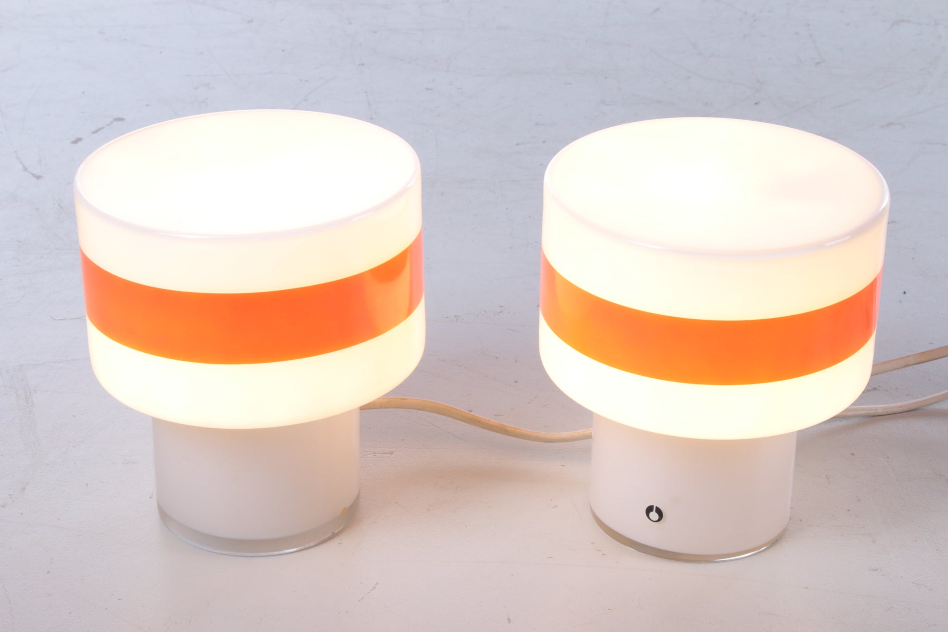 Set van 2 Wit glazen tafellampen van Pukeberg Zweden, 1960s licht aan