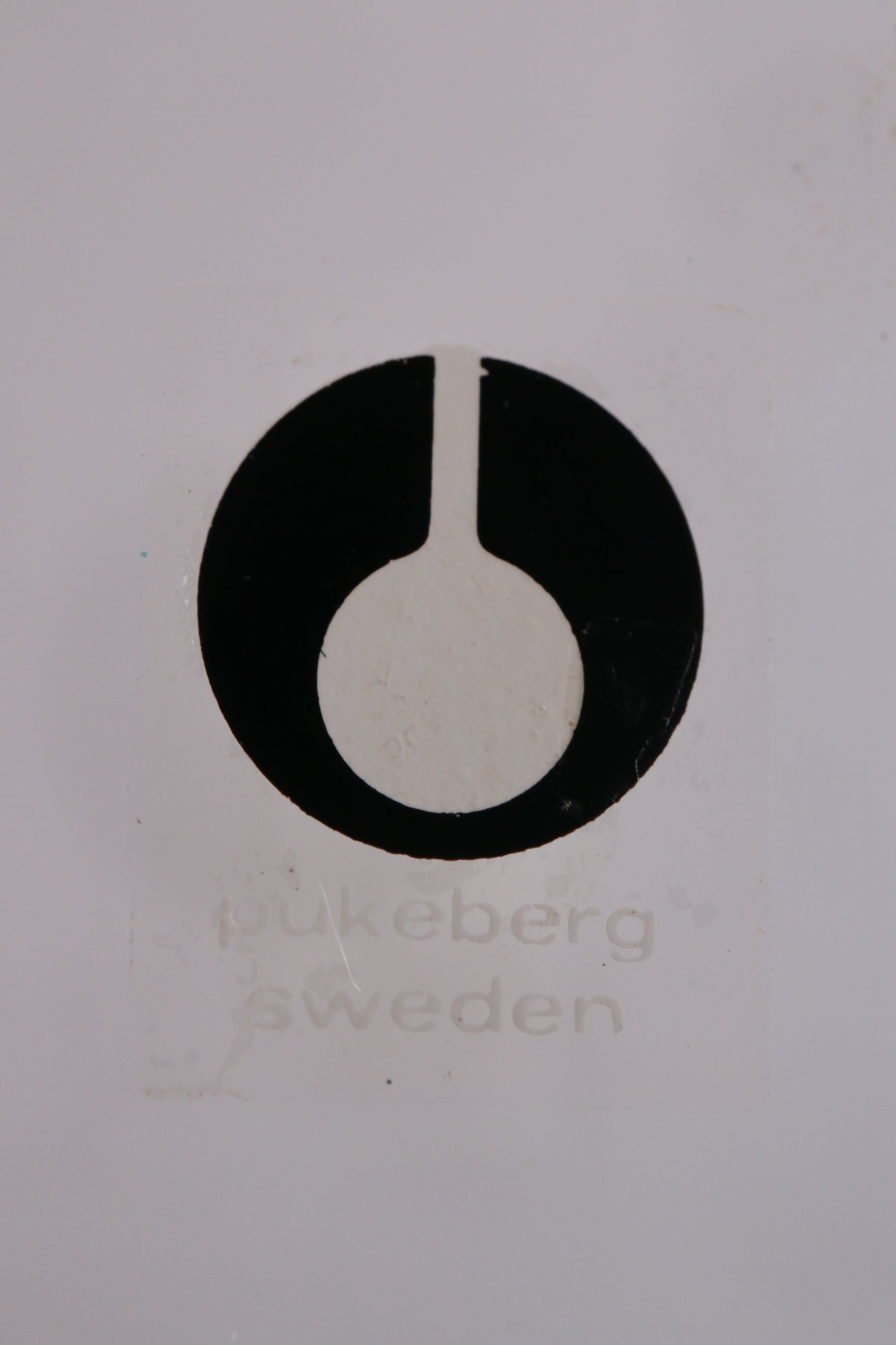 Set van 2 Wit glazen tafellampen van Pukeberg Zweden, 1960s detial sticker maker