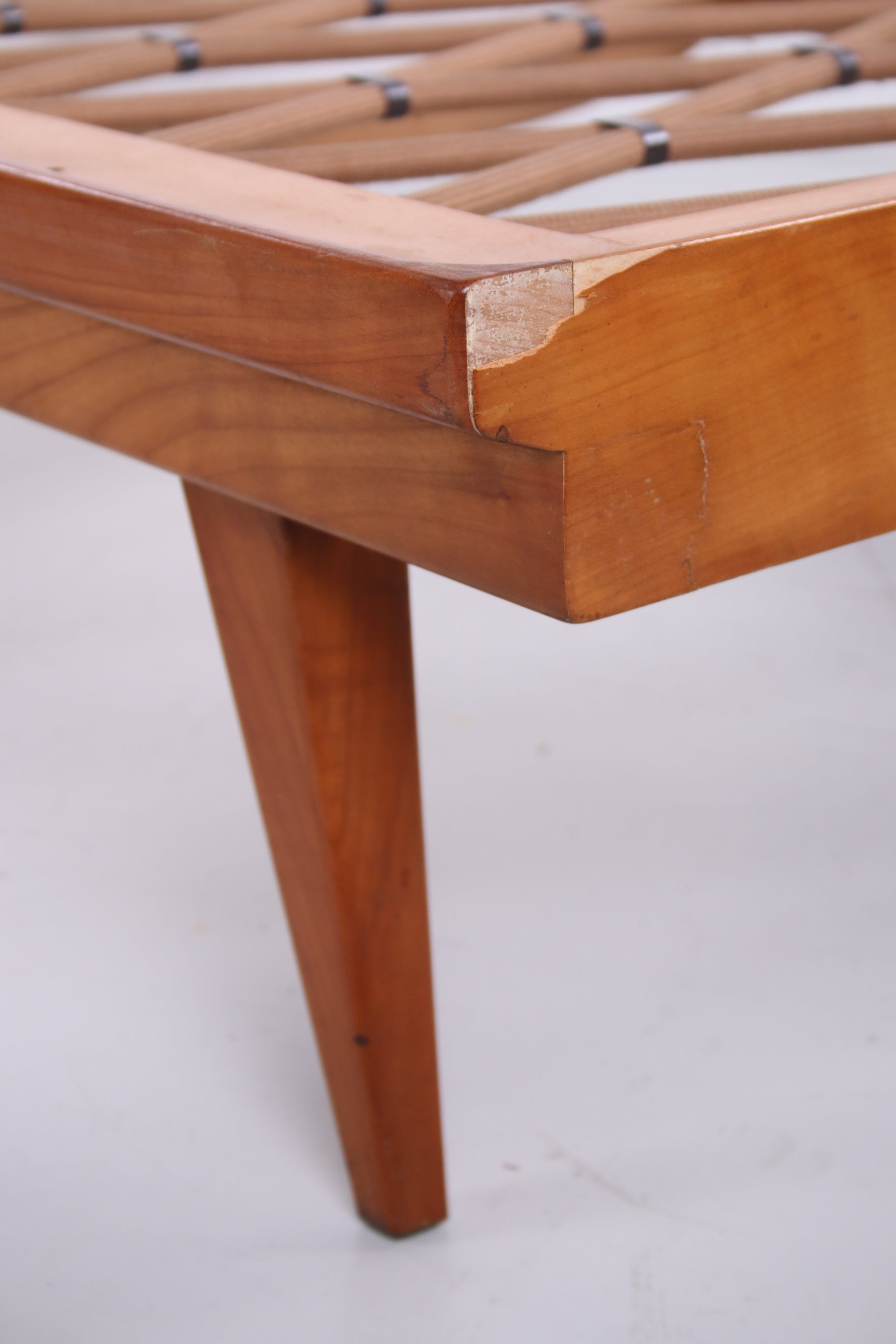 Knoll Antimott daybed - Wilhelm Knoll detail hout rand