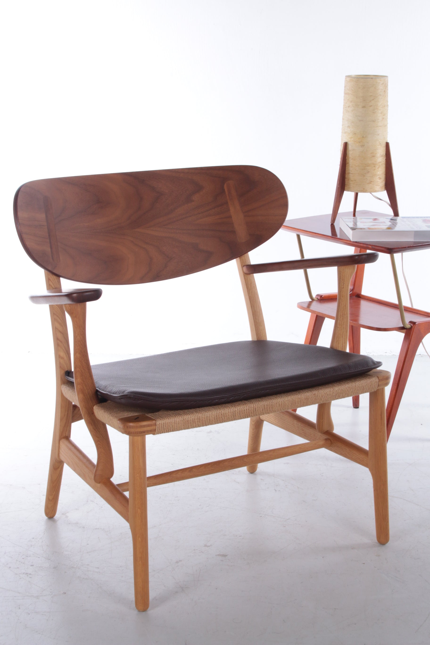 Model CH22 Lounge Chair by Hans J. Wegner for Carl Hansen & Søn sfeerfoto