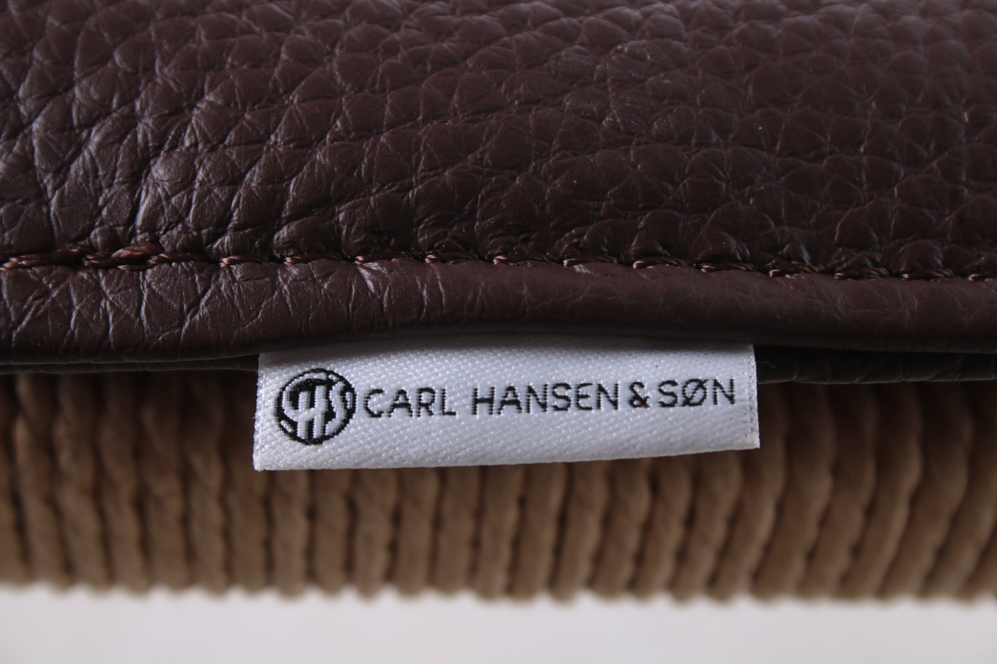 Model CH22 Lounge Chair by Hans J. Wegner for Carl Hansen & Søn detail label kussen