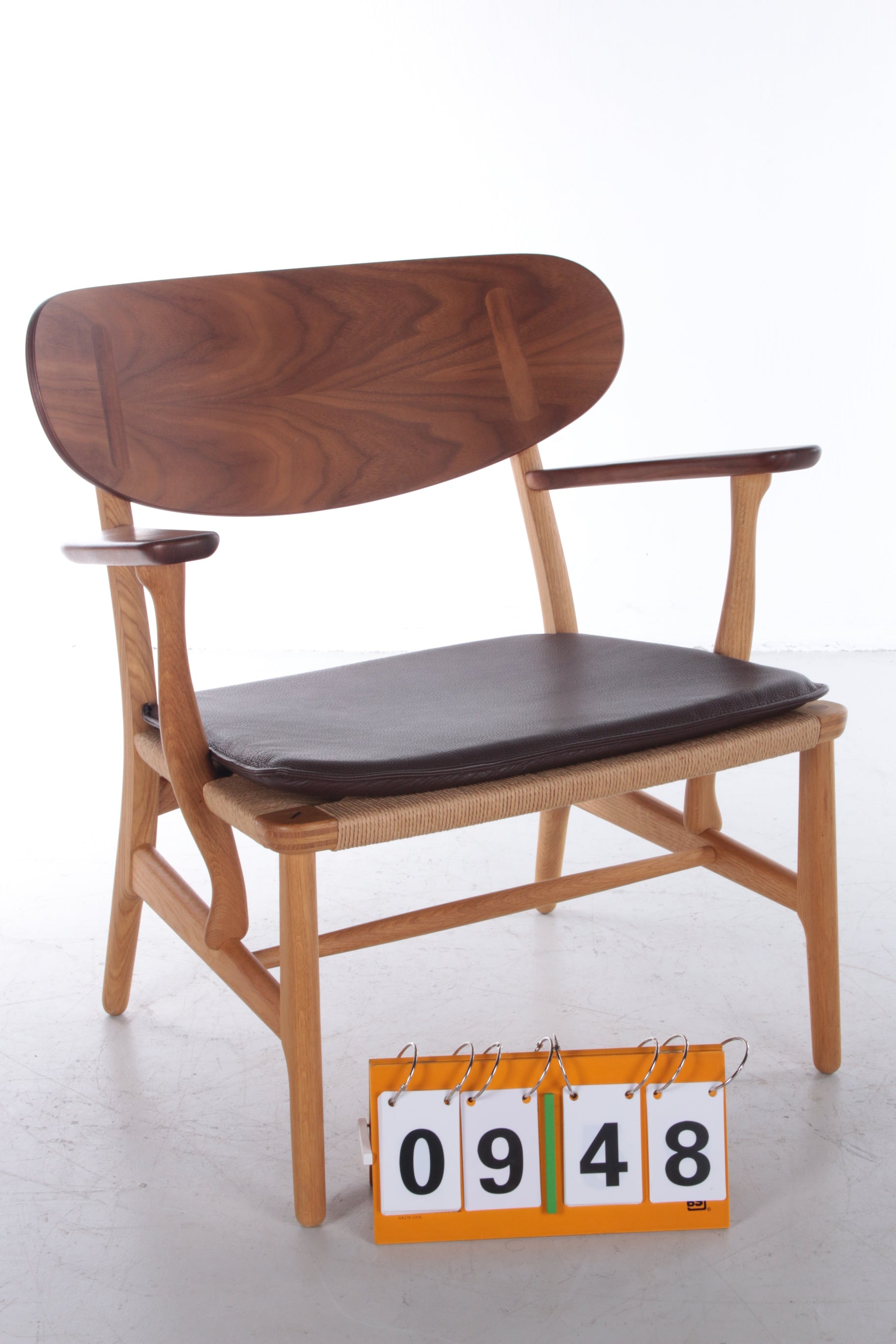 Model CH22 Lounge Chair by Hans J. Wegner for Carl Hansen & Søn voorkant